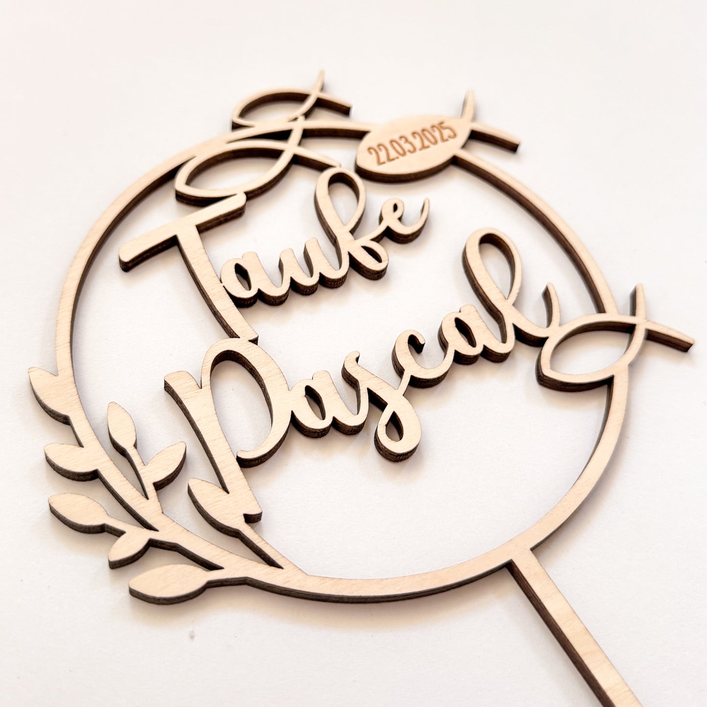 Personalisierter Cake Topper zur Taufe – Moderne und nachhaltige Tortendekoration mit christlichem Symbol
