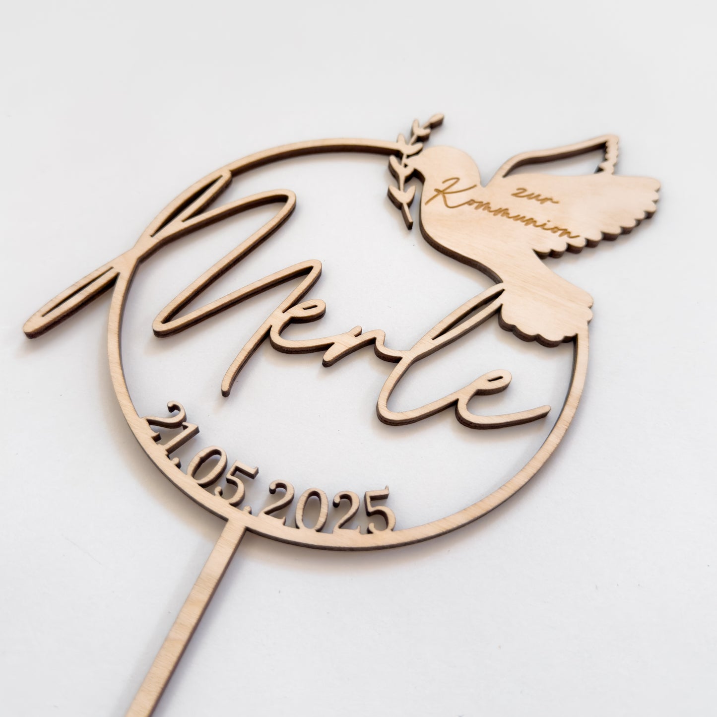 Detailansicht der Gravur auf dem personalisierten Cake Topper aus nachhaltigem Holz für religiöse Feierlichkeiten.