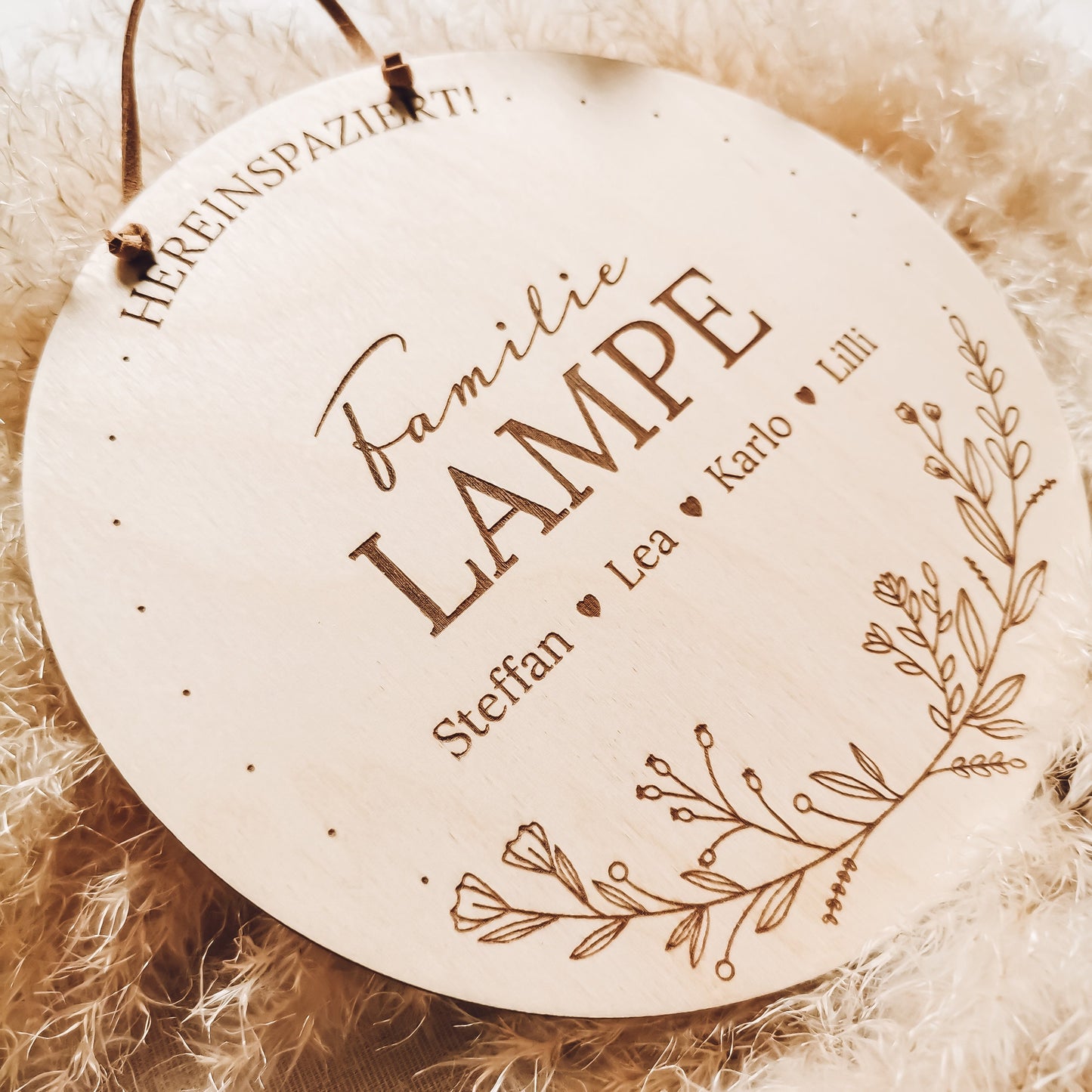 Holzschild mit individueller Gravur - Personalisiertes Türschild / Klingelschild für Dein Zuhause: Familiennamen, Vornamen und ein zauberhaftes Blumenmotiv vereint auf hochwertigem Holz - ideal als Geschenkidee zur Hochzeit oder Einweihung