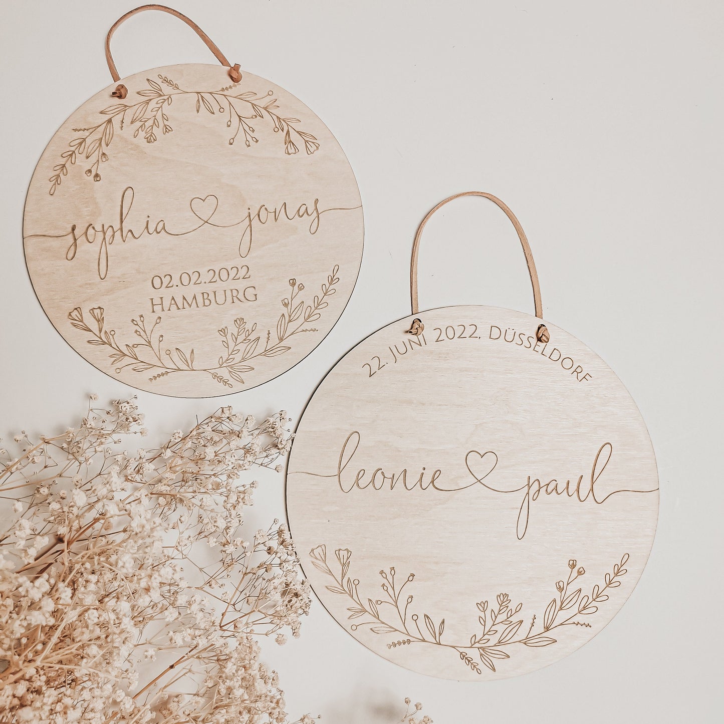 Mit Namen des Brautpaares, sowie Datum und Ort der Hochzeit personalisiertes Holzschild mit Blumen Verzierung – Graviertes Hochzeitsgeschenk aus Holz