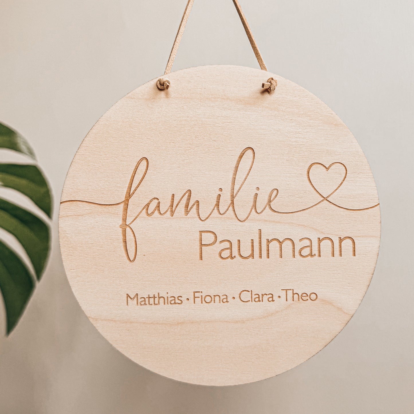 Individuelles Türschild aus Holz mit Familienname und Herz – Perfekt als Türdeko und Geschenk zur Hochzeit oder Einweihung