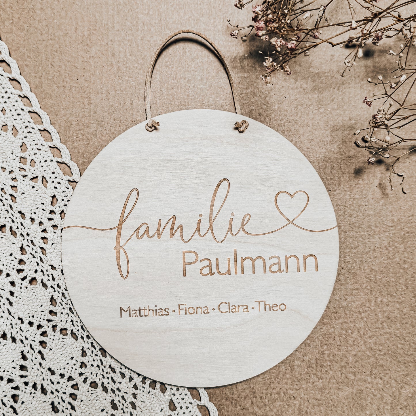 Individuelles Türschild aus Holz mit Familienname und Herz – Perfekt als Türdeko und Geschenk zur Hochzeit oder Einweihung