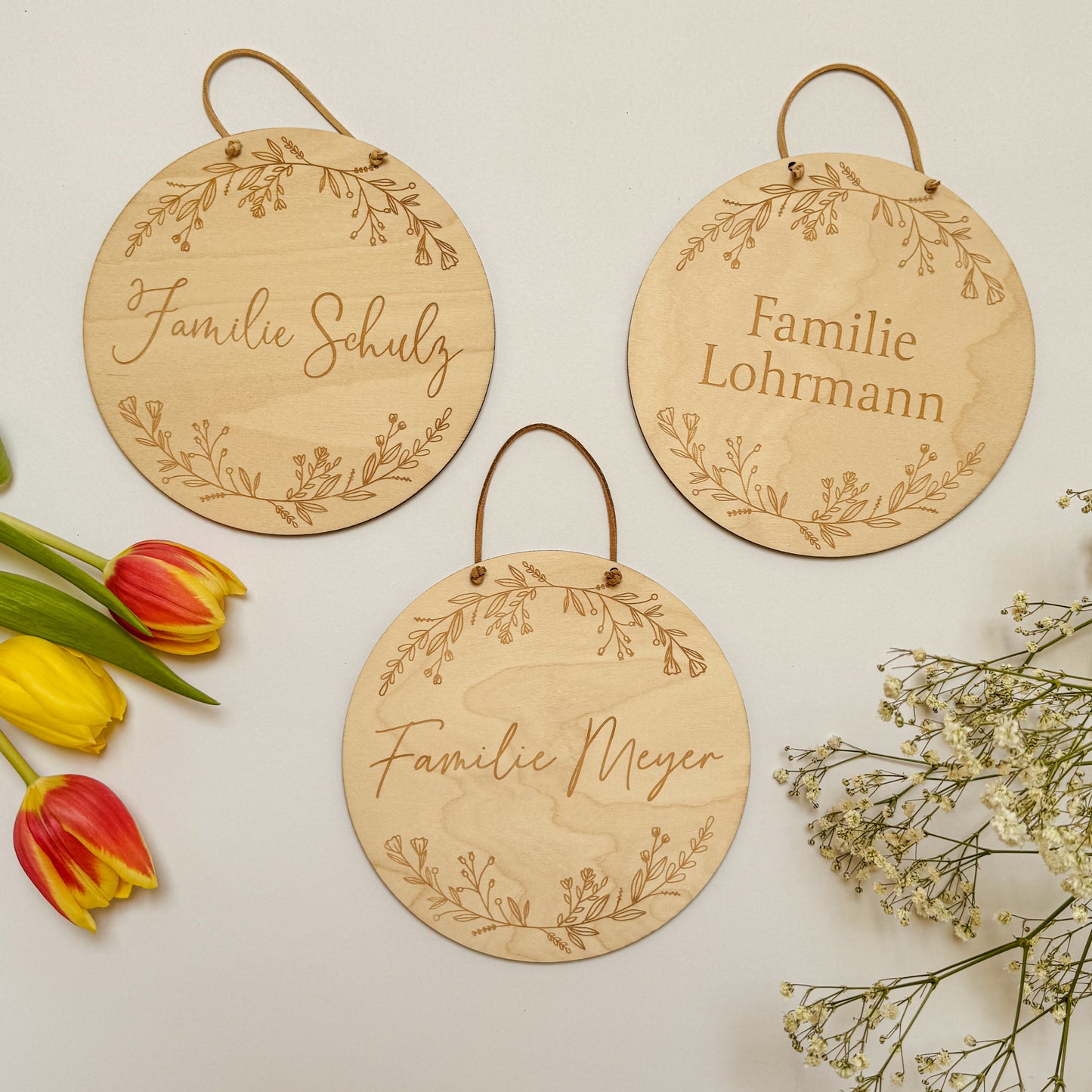 Personalisiertes Türschild aus Holz mit Familiennamen in verschiedenen Schriftarten und Blumen verzierung - Perfekte Türdeko als Geschenk z.B. zur Hochzeit oder Einweihung