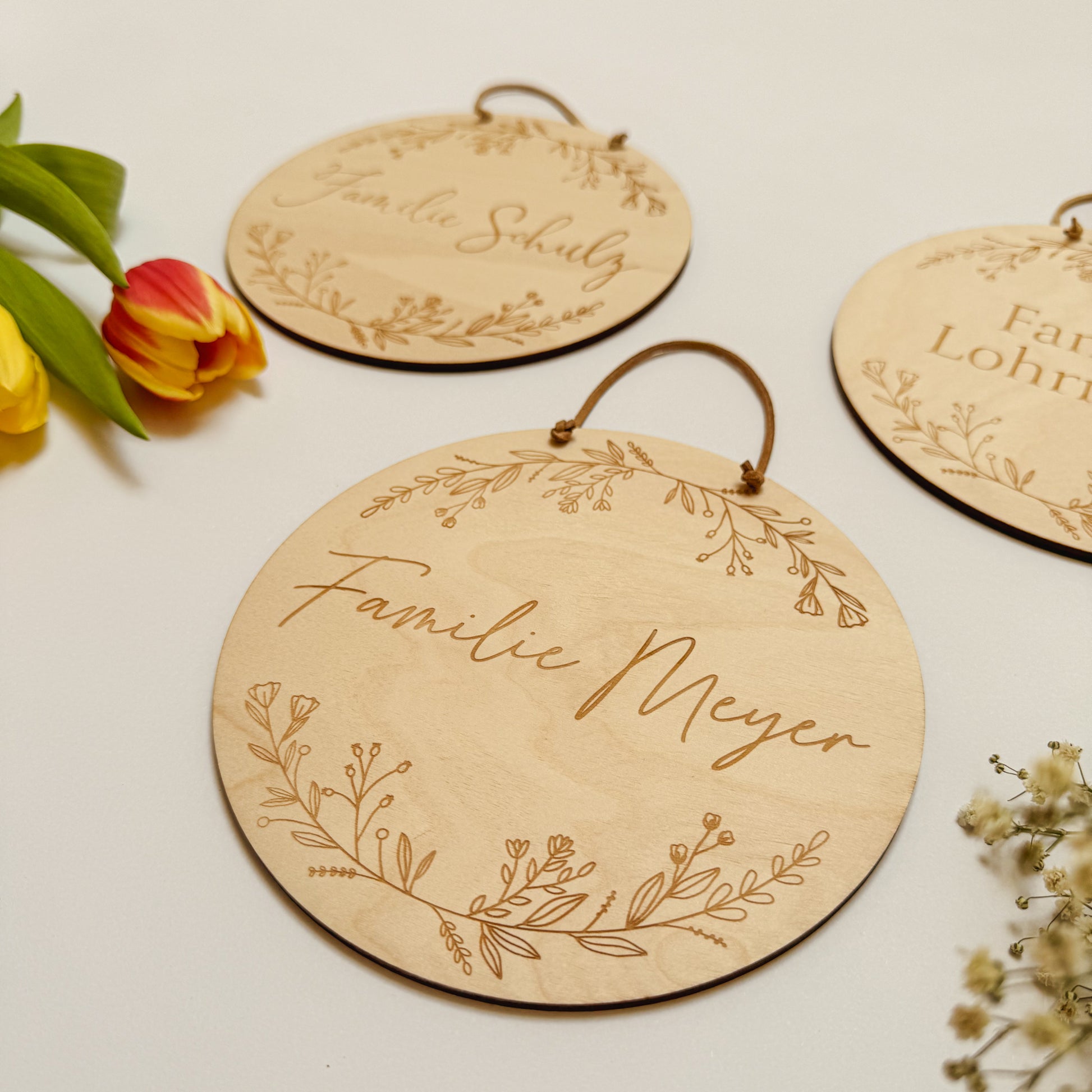 Personalisiertes Türschild aus Holz mit Familiennamen in verschiedenen Schriftarten und Blumen verzierung - Perfekte Türdeko als Geschenk z.B. zur Hochzeit oder Einweihung