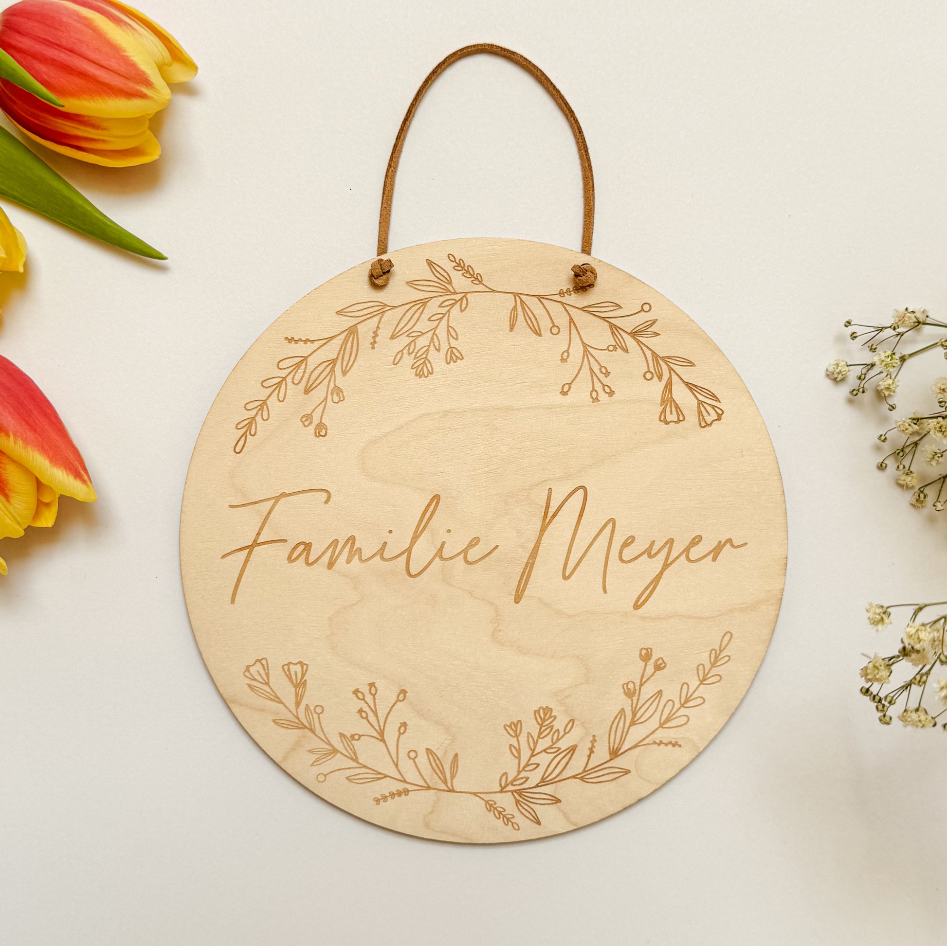 Personalisiertes Türschild aus Holz mit Familiennamen in verschiedenen Schriftarten und Blumen verzierung - Perfekte Türdeko als Geschenk z.B. zur Hochzeit oder Einweihung