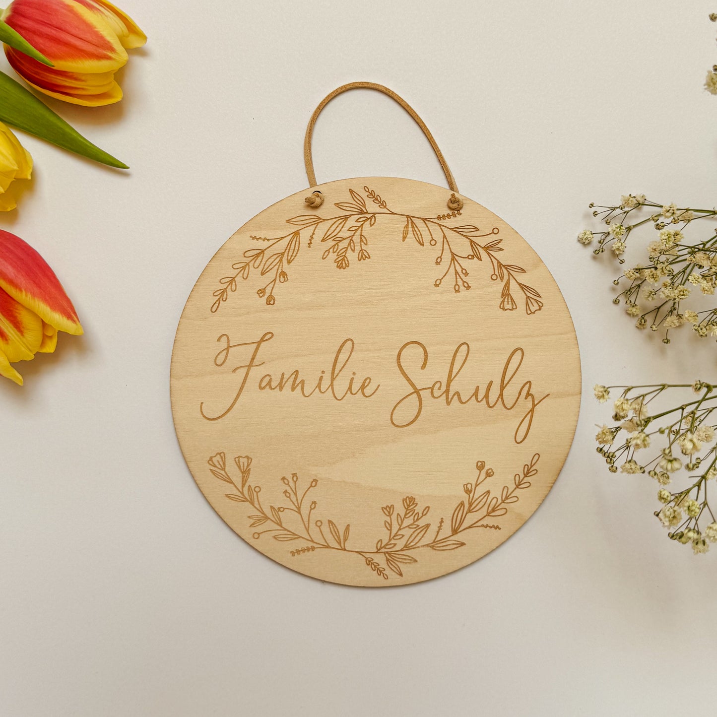 Personalisiertes Türschild aus Holz mit Familiennamen in verschiedenen Schriftarten und Blumen verzierung - Perfekte Türdeko als Geschenk z.B. zur Hochzeit oder Einweihung