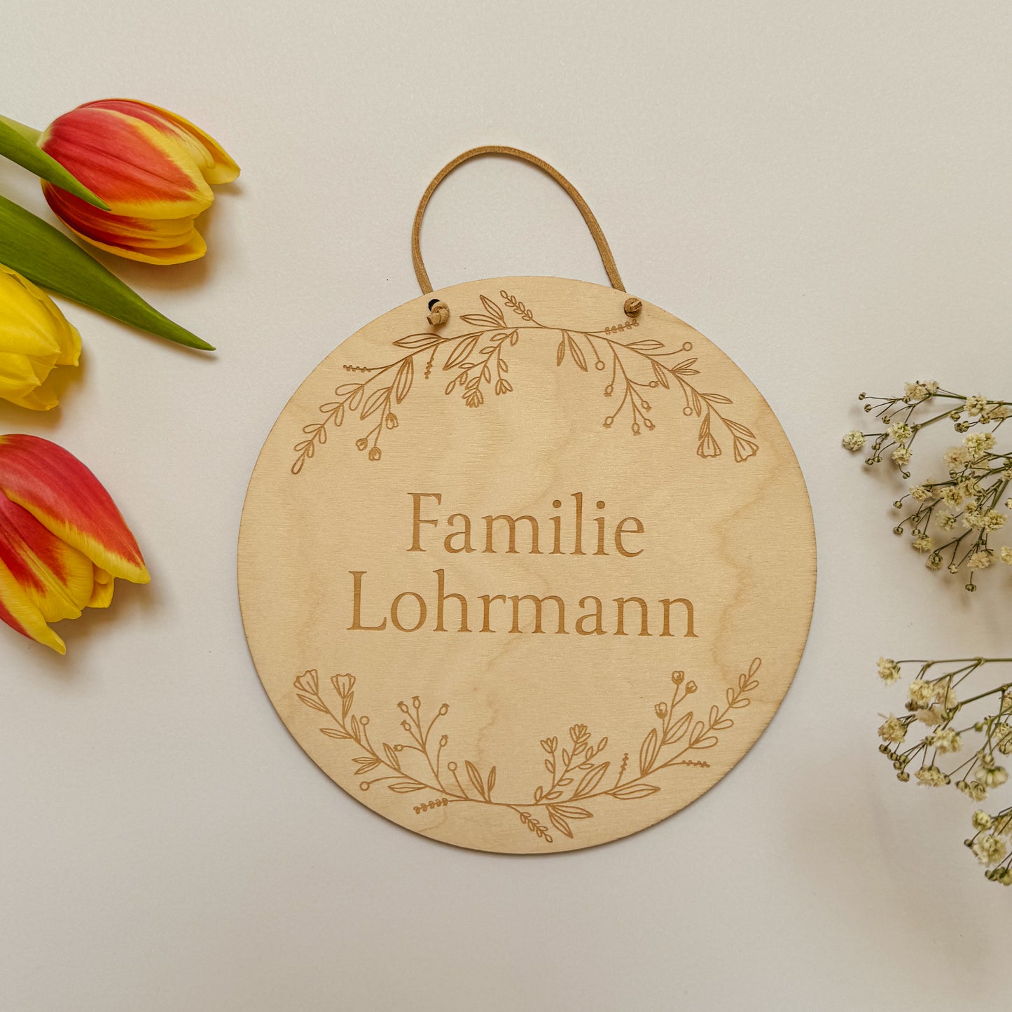 Personalisiertes Türschild aus Holz mit Familiennamen in verschiedenen Schriftarten und Blumen verzierung - Perfekte Türdeko als Geschenk z.B. zur Hochzeit oder Einweihung