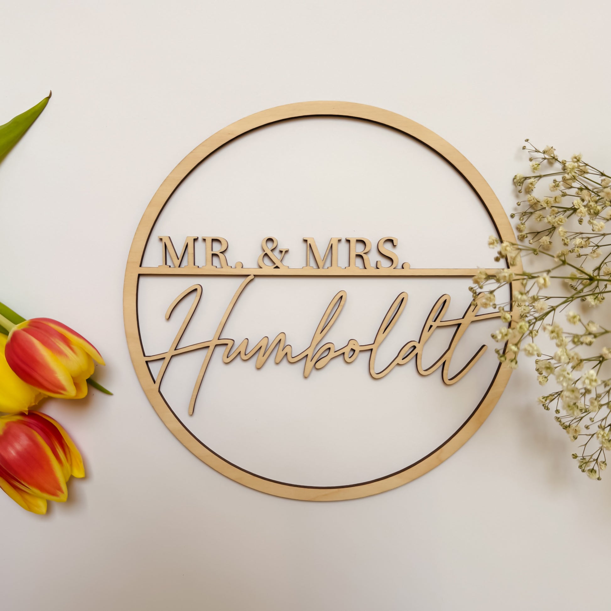 Geschenk zur Hochzeit Kranz mit MR. & MRS. Schriftzug oben und darunter der Familienname / Nachnamen personalisiert, nachhaltiges Hochzeitsgeschenk aus Holz wahlweise in schwarz oder natur