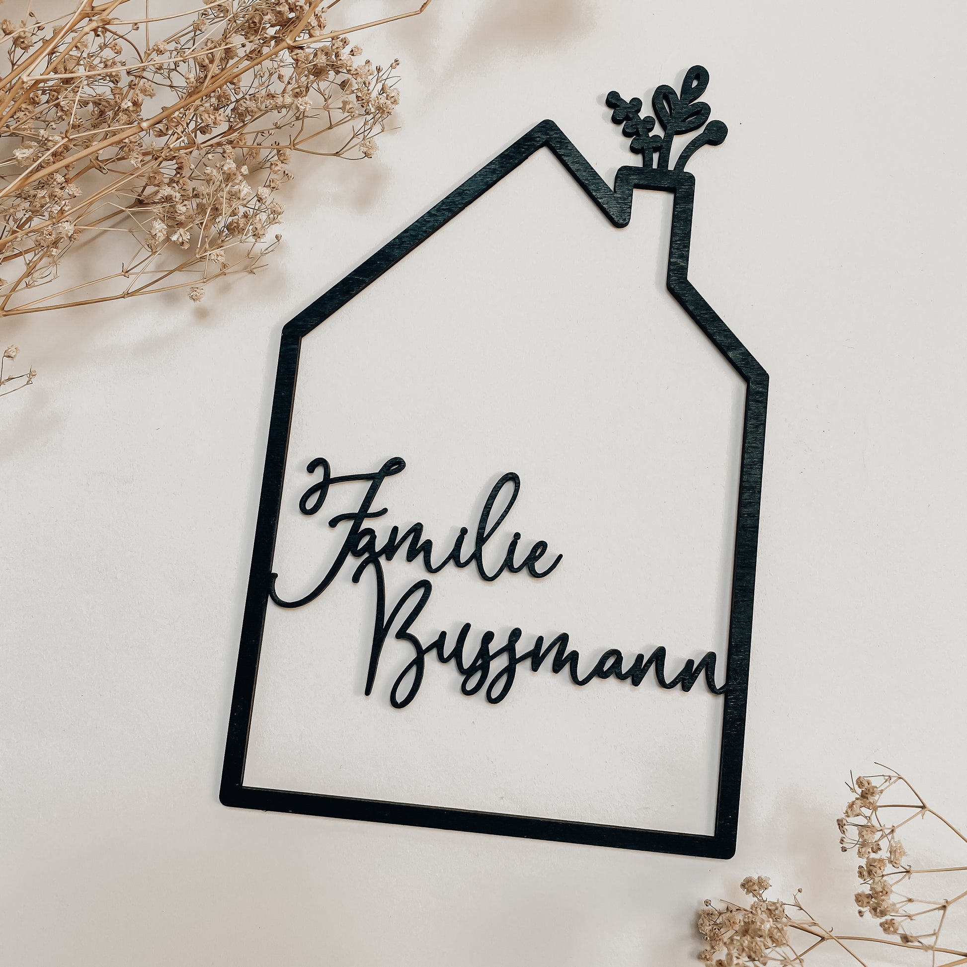 Türdeko Haus aus Holz mit individueller Personalisierung ideal als Geschenkidee zur Hochzeit oder Einweihung wahlweise mit Herz oder Blumen