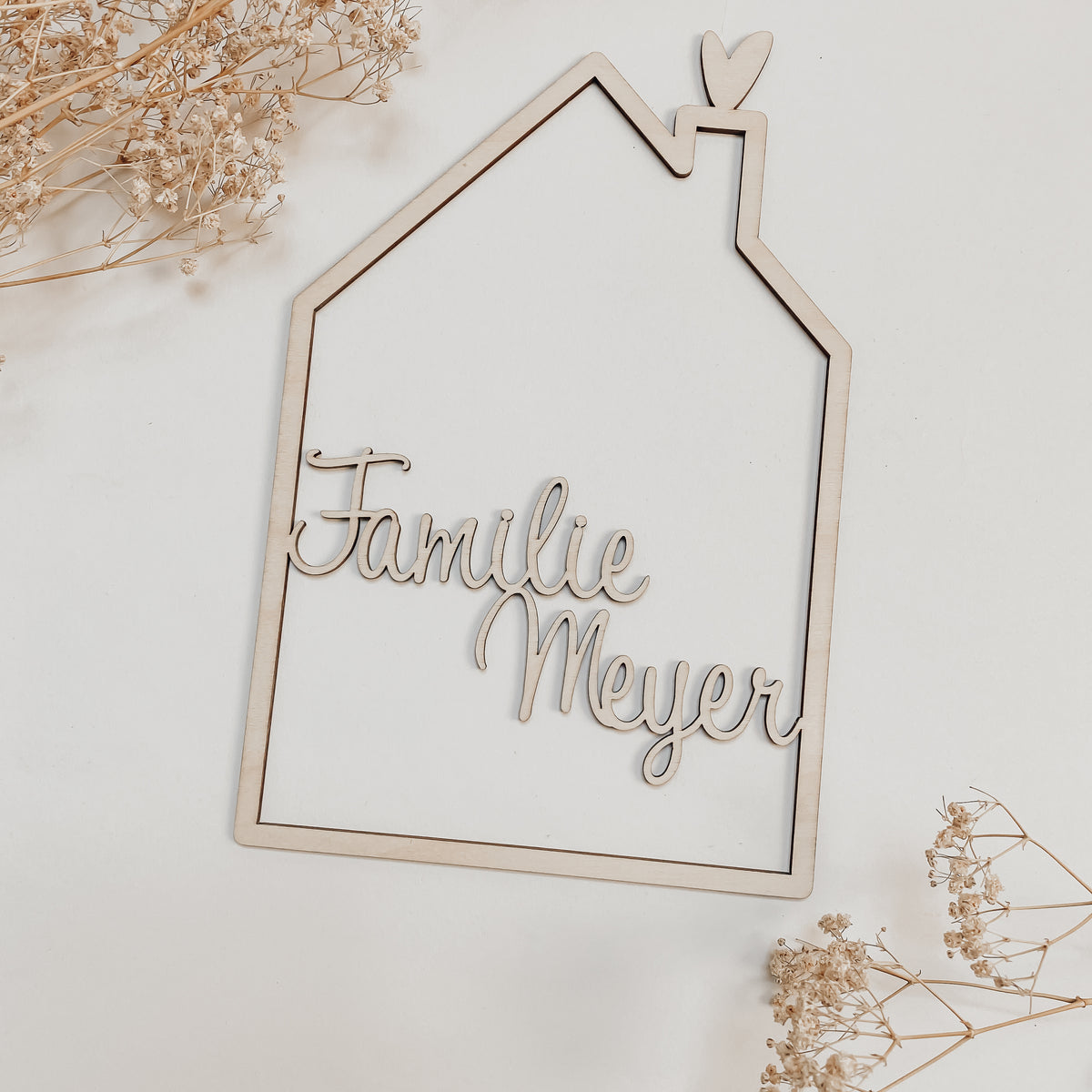 Personalisierte Türdeko mit Familienname aus Holz ideal als Geschenk zur Hochzeit – Süß und Holzig