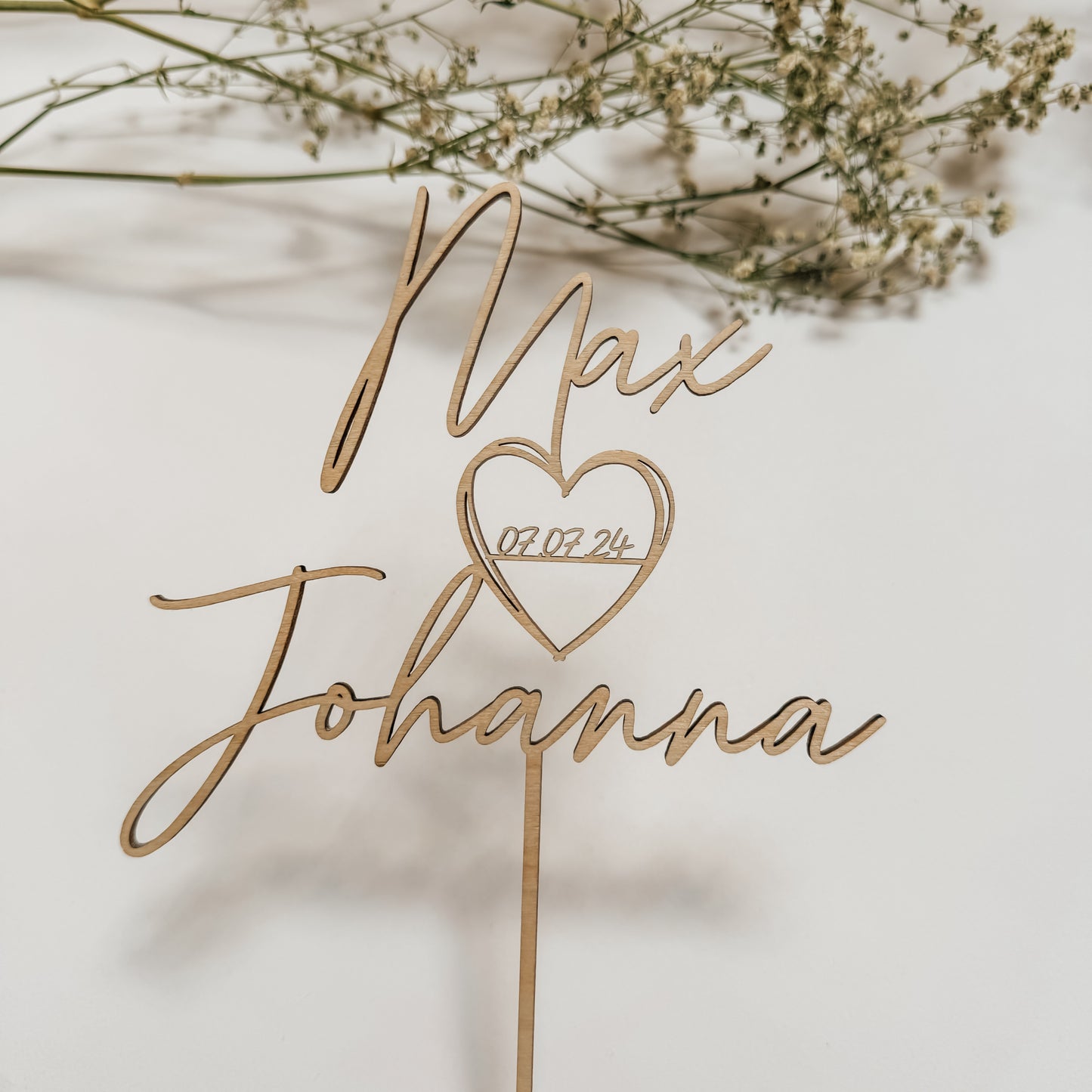 Personalisierter Holz Cake Topper mit Namen und Datum für deine Traumhochzeit - nachhaltig heiraten