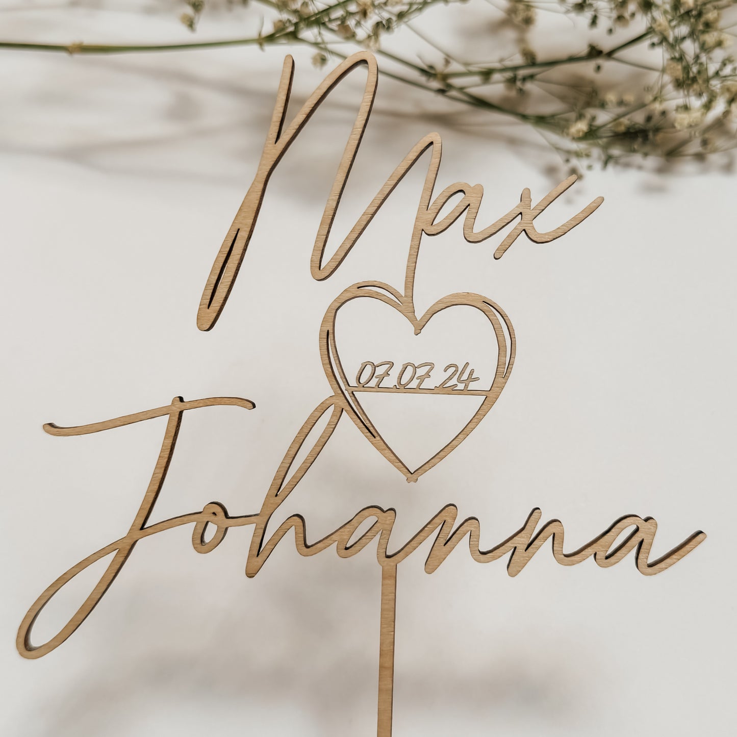 Personalisierter Holz Cake Topper mit Namen und Datum für deine Traumhochzeit - nachhaltig heiraten