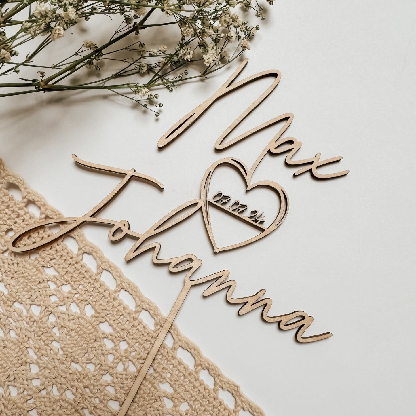 Personalisierter Holz Cake Topper mit Namen und Datum für deine Traumhochzeit - nachhaltig heiraten