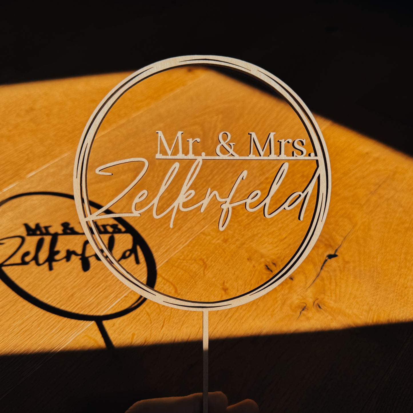 Personalisiert und Einzigartig: Mr und Mrs Holz Cake Topper für Deine Hochzeit