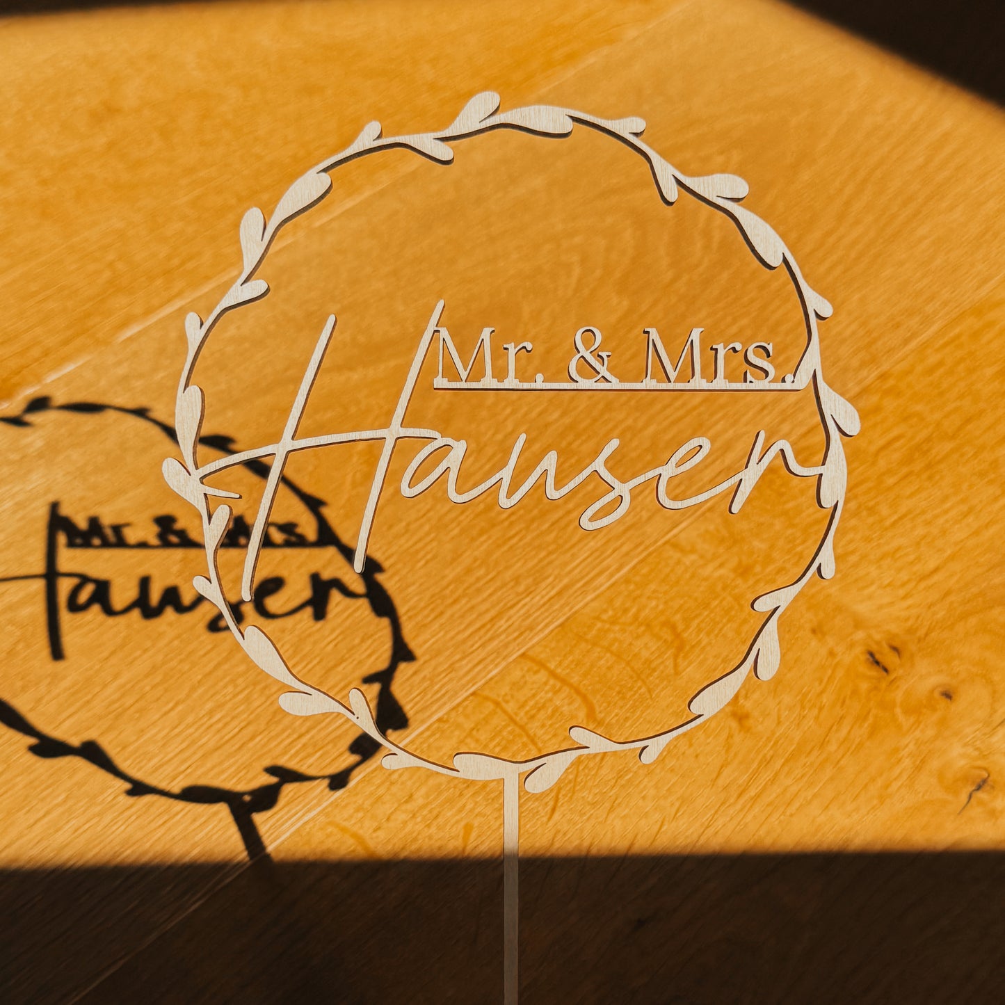 Personalisierter Mr. & Mrs. Cake Topper aus Holz – Filigraner Tortenstecker mit Namen und Blumenranke für Deine Hochzeit