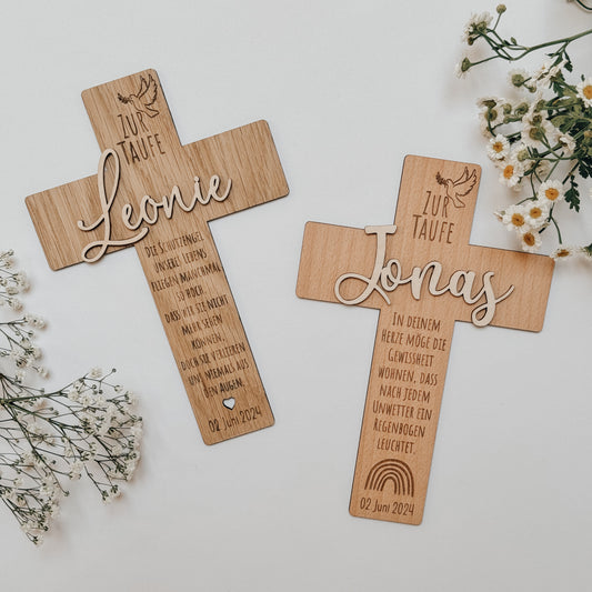 Personalisiertes Taufkreuz aus Holz mit Namen des Täuflings, Taufspruch und Taufdatum als Geschenk zur Taufe