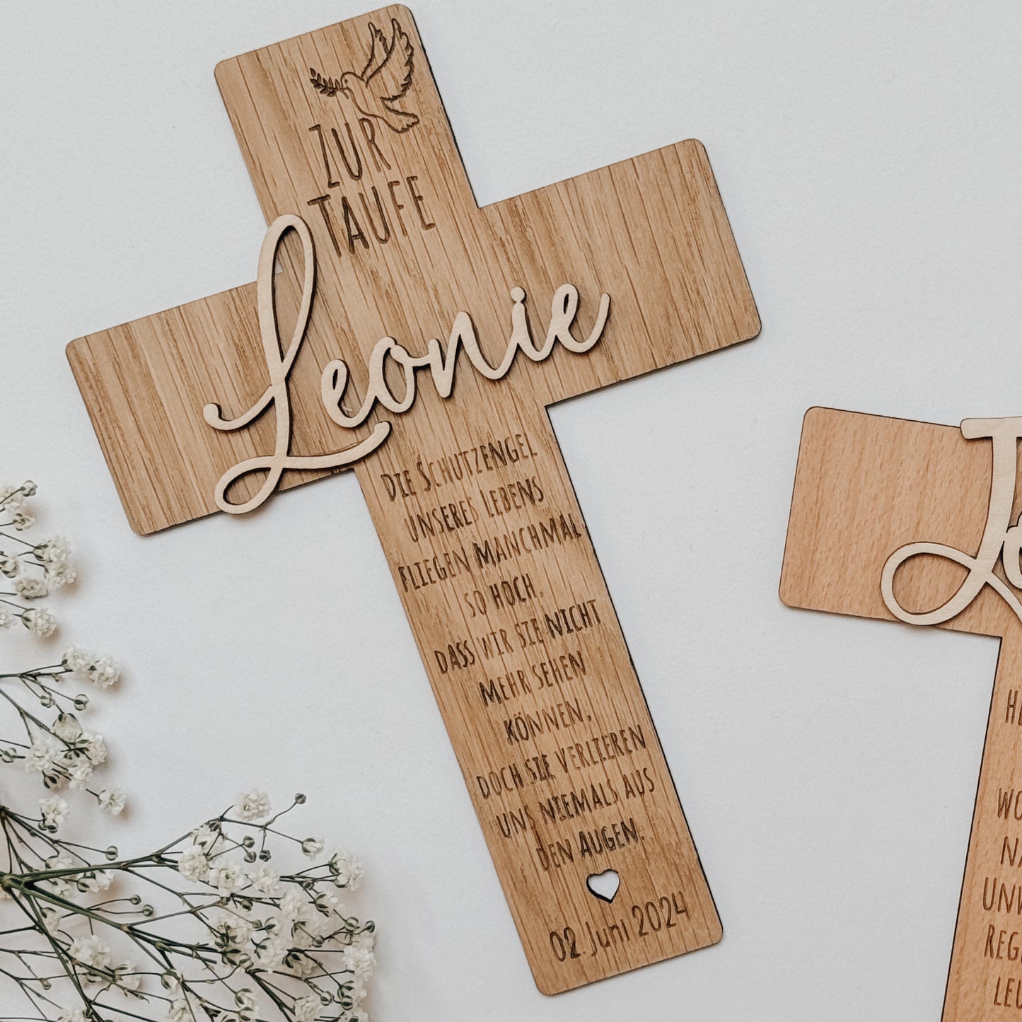 Personalisiertes Taufkreuz aus Holz mit Namen des Täuflings, Taufspruch und Taufdatum als Geschenk zur Taufe