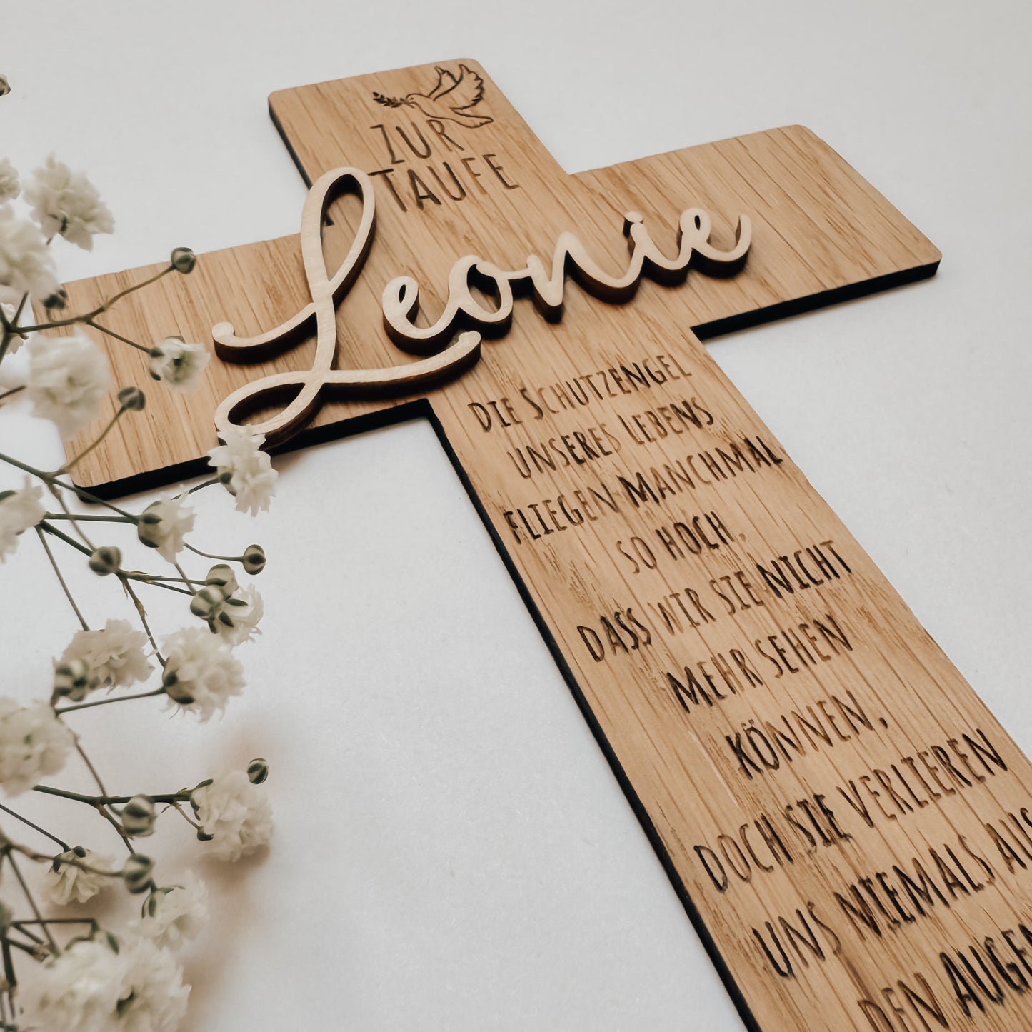 Personalisiertes Taufkreuz aus Holz mit Namen des Täuflings, Taufspruch und Taufdatum als Geschenk zur Taufe