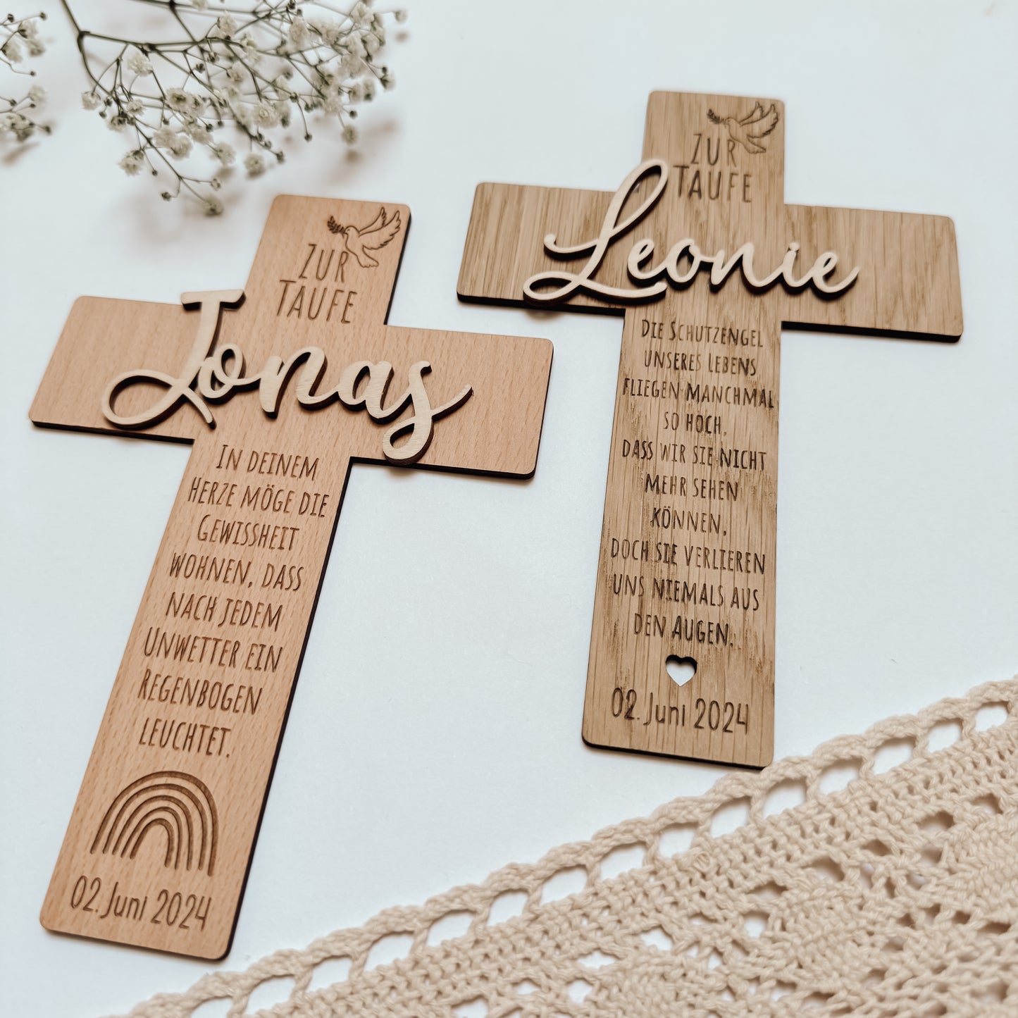 Personalisiertes Taufkreuz aus Holz mit Namen des Täuflings, Taufspruch und Taufdatum als Geschenk zur Taufe