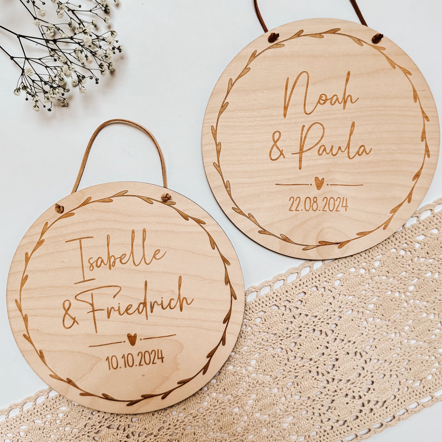 Geschenk zur Hochzeit - graviertes Holzschild mit Namen des Brautpaars und Hochzeitsdatum für eine nachhaltige moderne Hochzeit