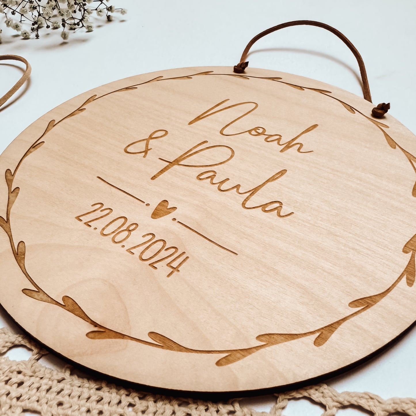 Geschenk zur Hochzeit - graviertes Holzschild mit Namen des Brautpaars und Hochzeitsdatum für eine nachhaltige moderne Hochzeit