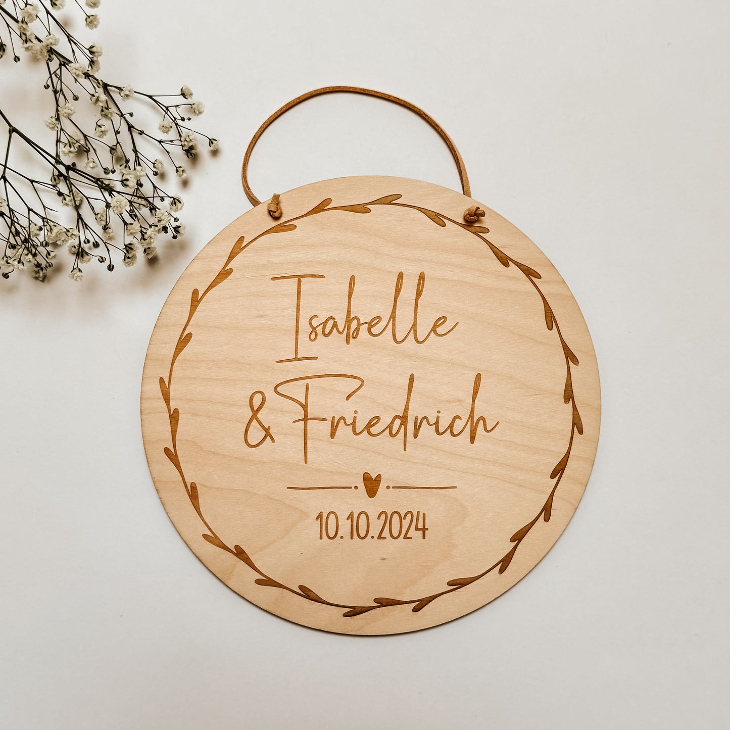 Geschenk zur Hochzeit - graviertes Holzschild mit Namen des Brautpaars und Hochzeitsdatum für eine nachhaltige moderne Hochzeit