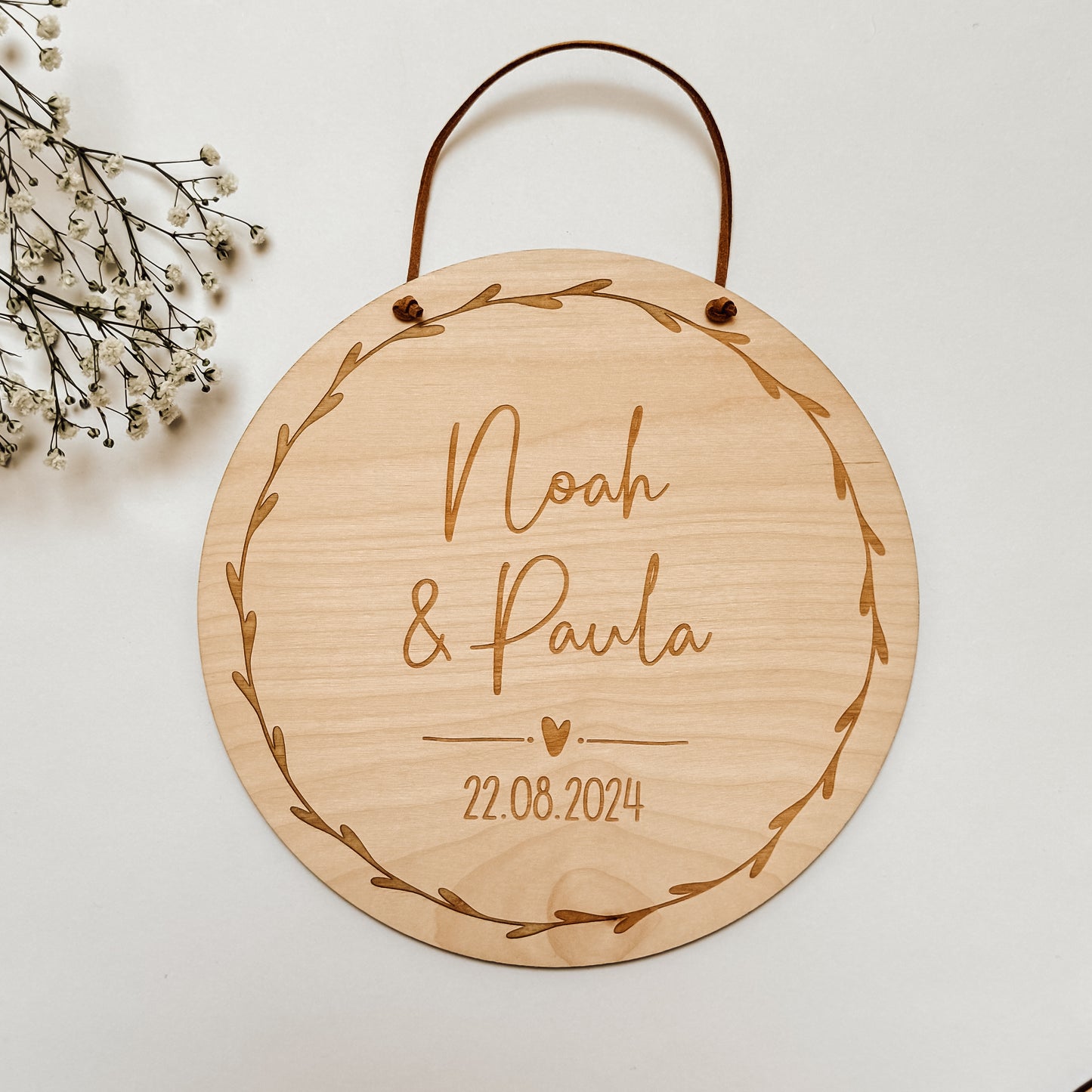 Geschenk zur Hochzeit - graviertes Holzschild mit Namen des Brautpaars und Hochzeitsdatum für eine nachhaltige moderne Hochzeit