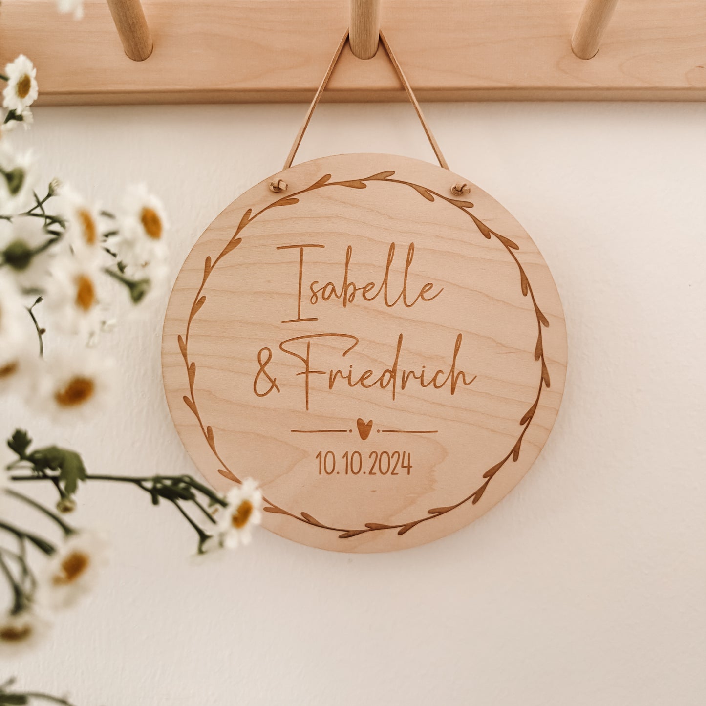 Geschenk zur Hochzeit - graviertes Holzschild mit Namen des Brautpaars und Hochzeitsdatum für eine nachhaltige moderne Hochzeit