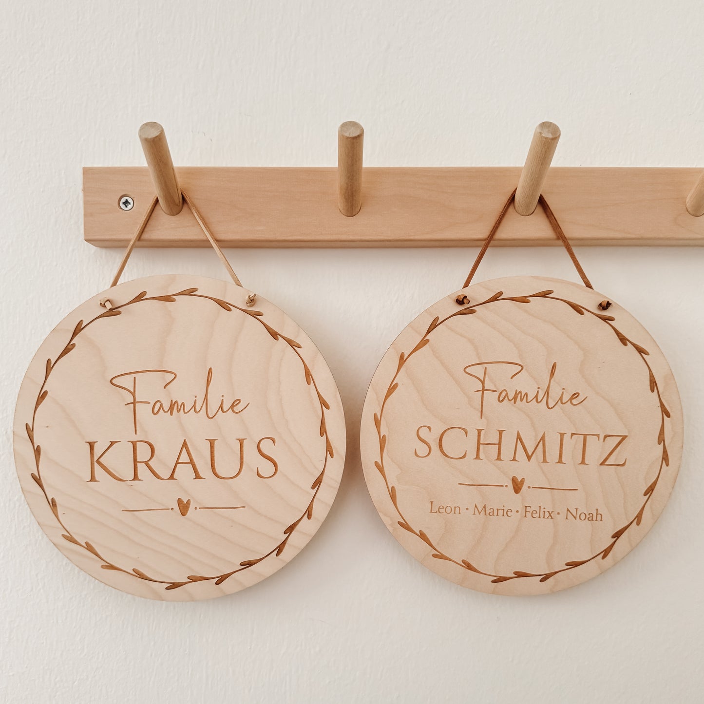 Familienschild aus Holz als Geschenk zur Hochzeit, zum Einzug oder Einweihung - individuell mit dem Familiennamen personalisiert