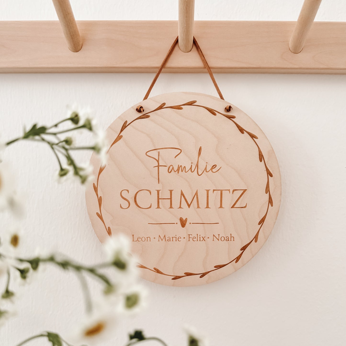 Familienschild aus Holz als Geschenk zur Hochzeit, zum Einzug oder Einweihung - individuell mit dem Familiennamen personalisiert