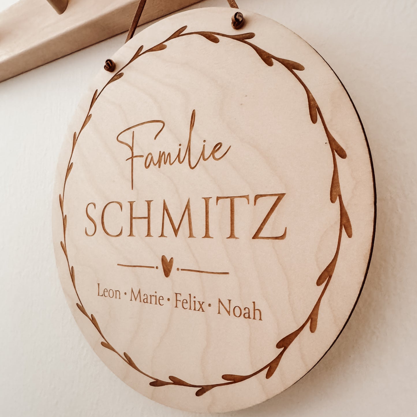 Familienschild aus Holz als Geschenk zur Hochzeit, zum Einzug oder Einweihung - individuell mit dem Familiennamen personalisiert