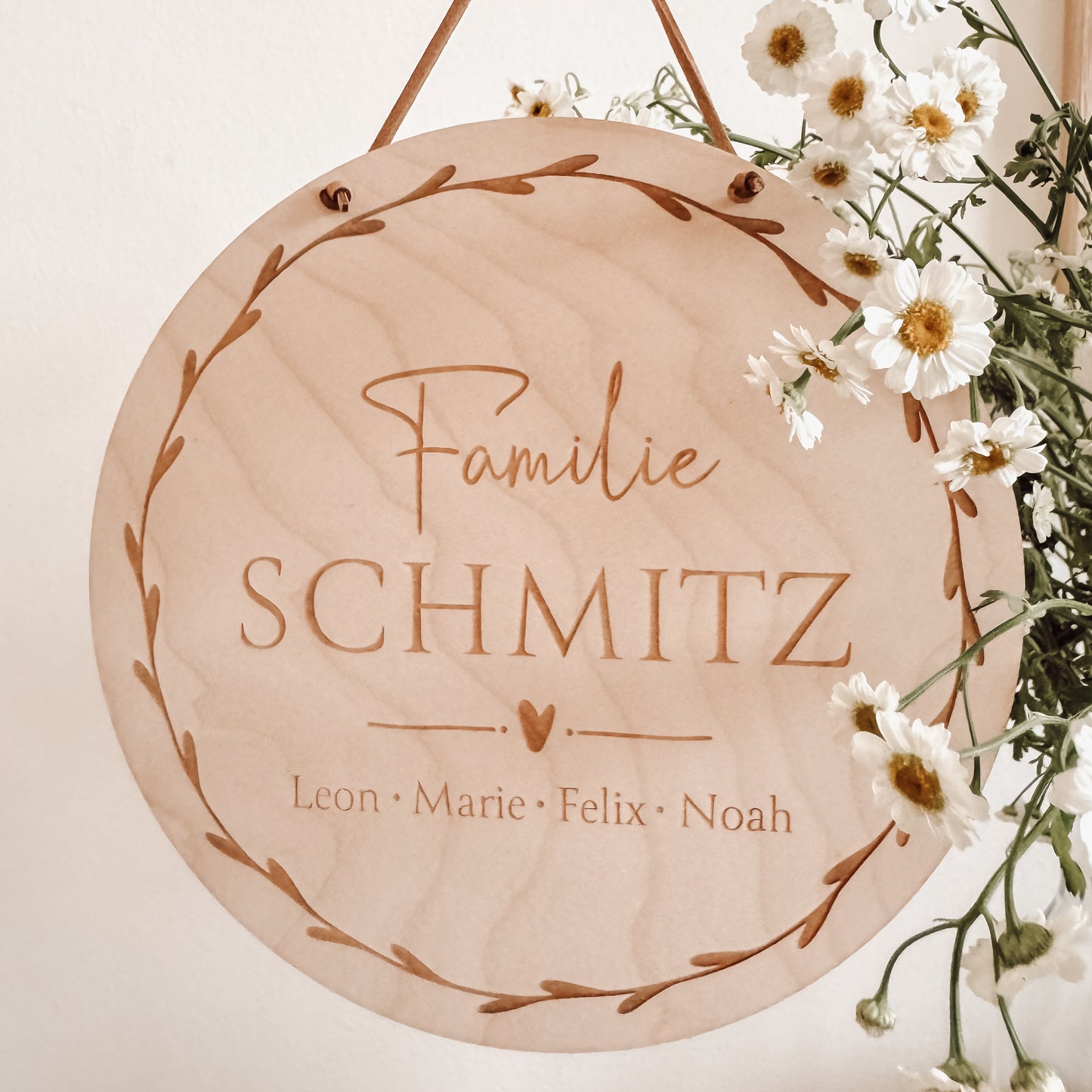 Familienschild aus Holz als Geschenk zur Hochzeit, zum Einzug oder Einweihung - individuell mit dem Familiennamen personalisiert