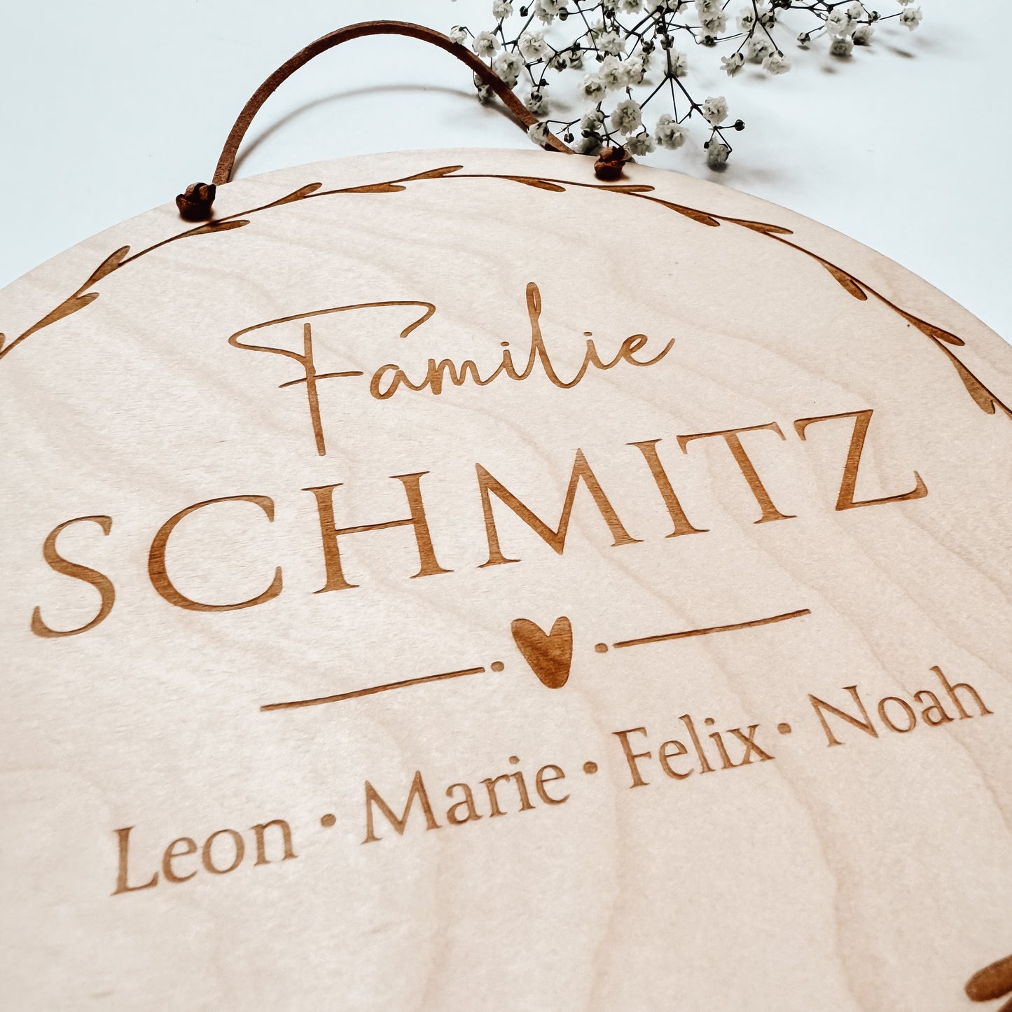 Familienschild aus Holz als Geschenk zur Hochzeit, zum Einzug oder Einweihung - individuell mit dem Familiennamen personalisiert