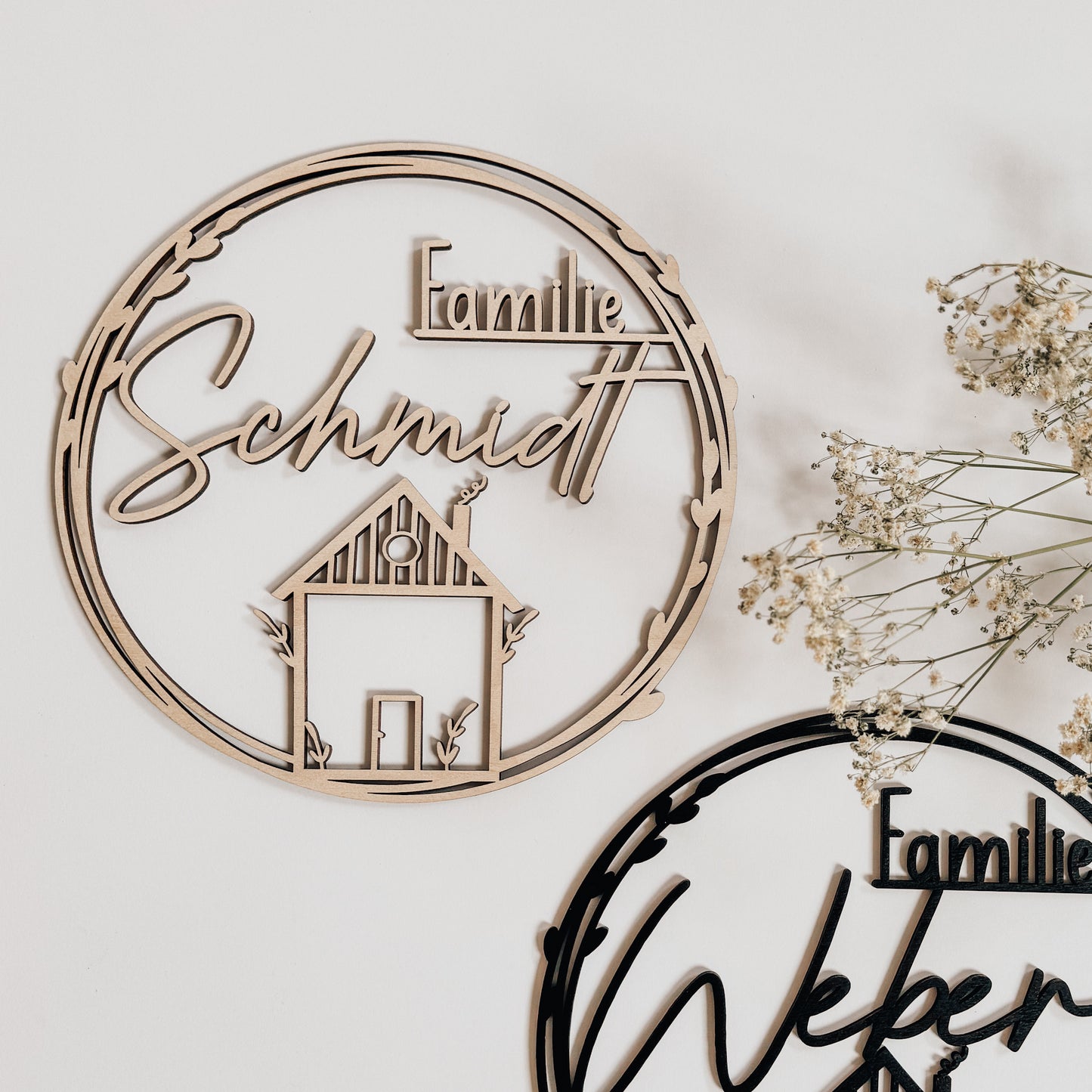 Holz-Türkranz mit individueller Namensgravur und dekorativem Häuschen – einzigartiges Geschenk zur Hochzeit oder Haus-Einweihung.Personalisierter Holz-Türkranz mit eingraviertem Familiennamen und liebevollem Häuschendesign – ideal für Hochzeit, Einweihung und mehr.