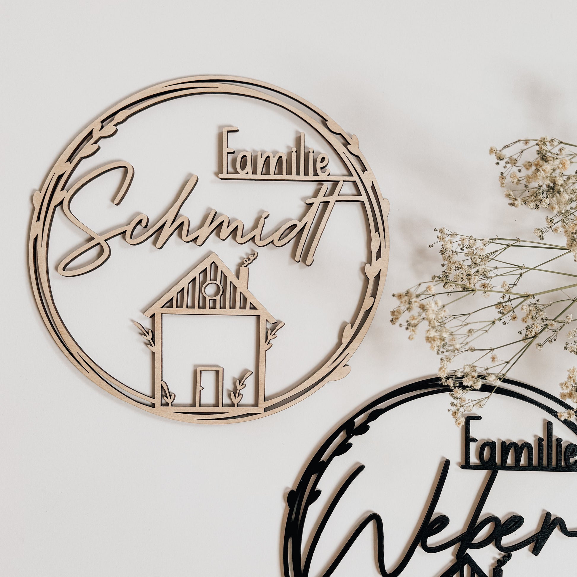 Holz-Türkranz mit individueller Namensgravur und dekorativem Häuschen – einzigartiges Geschenk zur Hochzeit oder Haus-Einweihung.Personalisierter Holz-Türkranz mit eingraviertem Familiennamen und liebevollem Häuschendesign – ideal für Hochzeit, Einweihung und mehr.