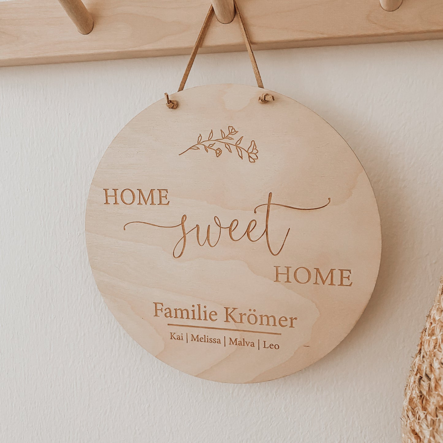 Familienschild aus Holz mit Home Sweet Home und Name personalisiert als ideales Geschenk zur Einweihung oder Hochzeit