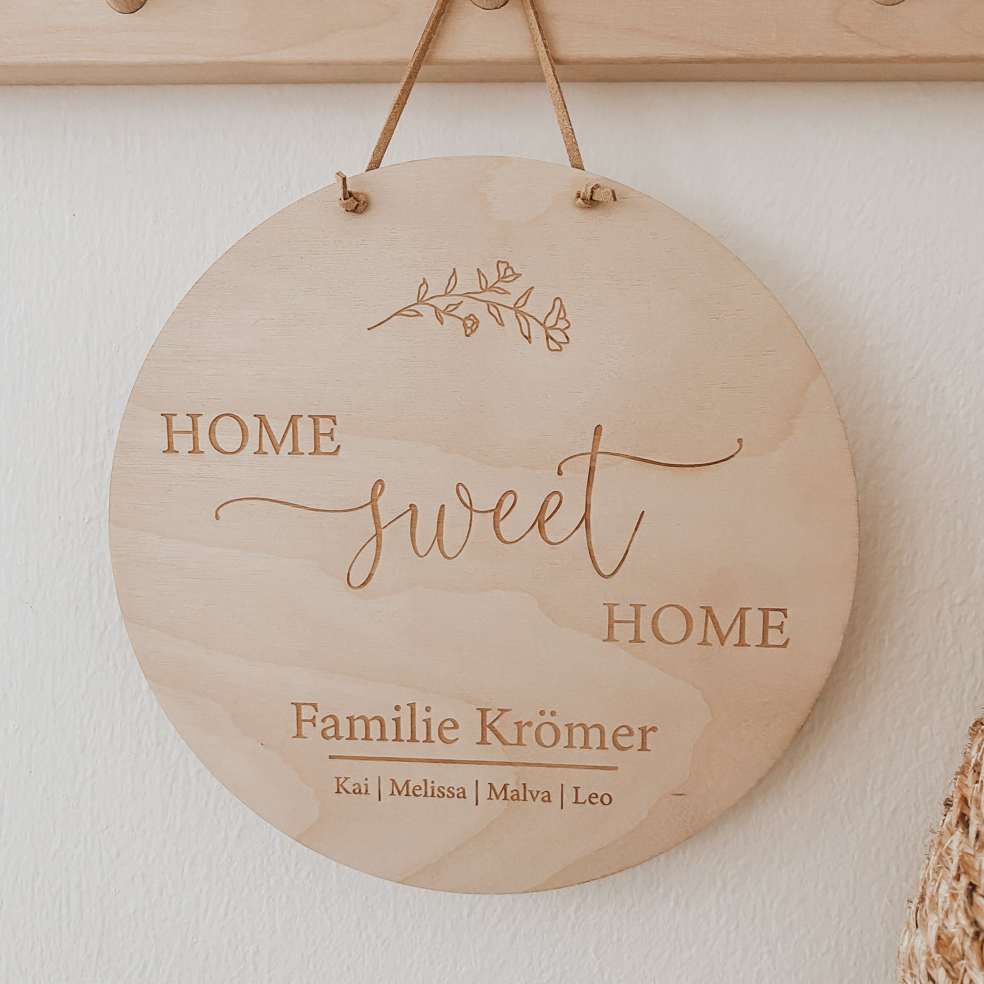 Familienschild aus Holz mit Home Sweet Home und Name personalisiert als ideales Geschenk zur Einweihung oder Hochzeit