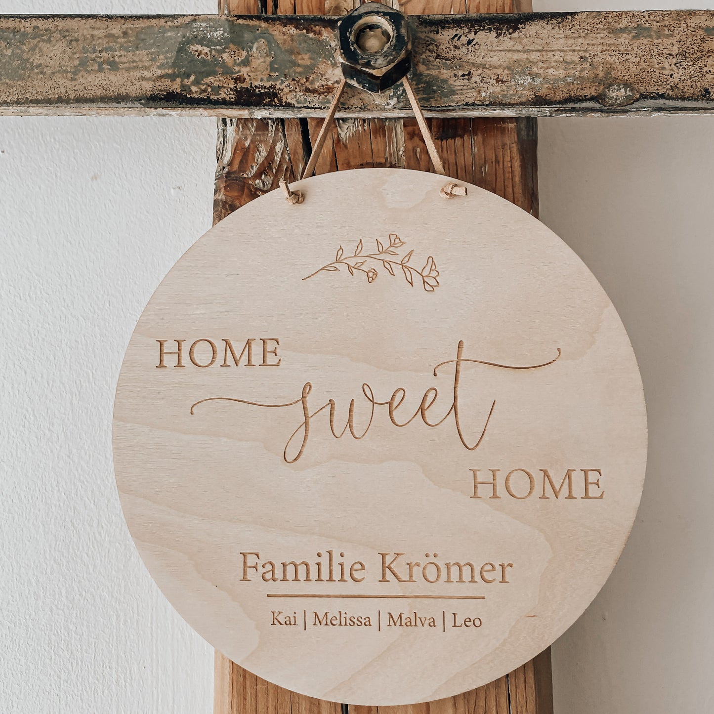 Familienschild aus Holz mit Home Sweet Home und Name personalisiert als ideales Geschenk zur Einweihung oder Hochzeit