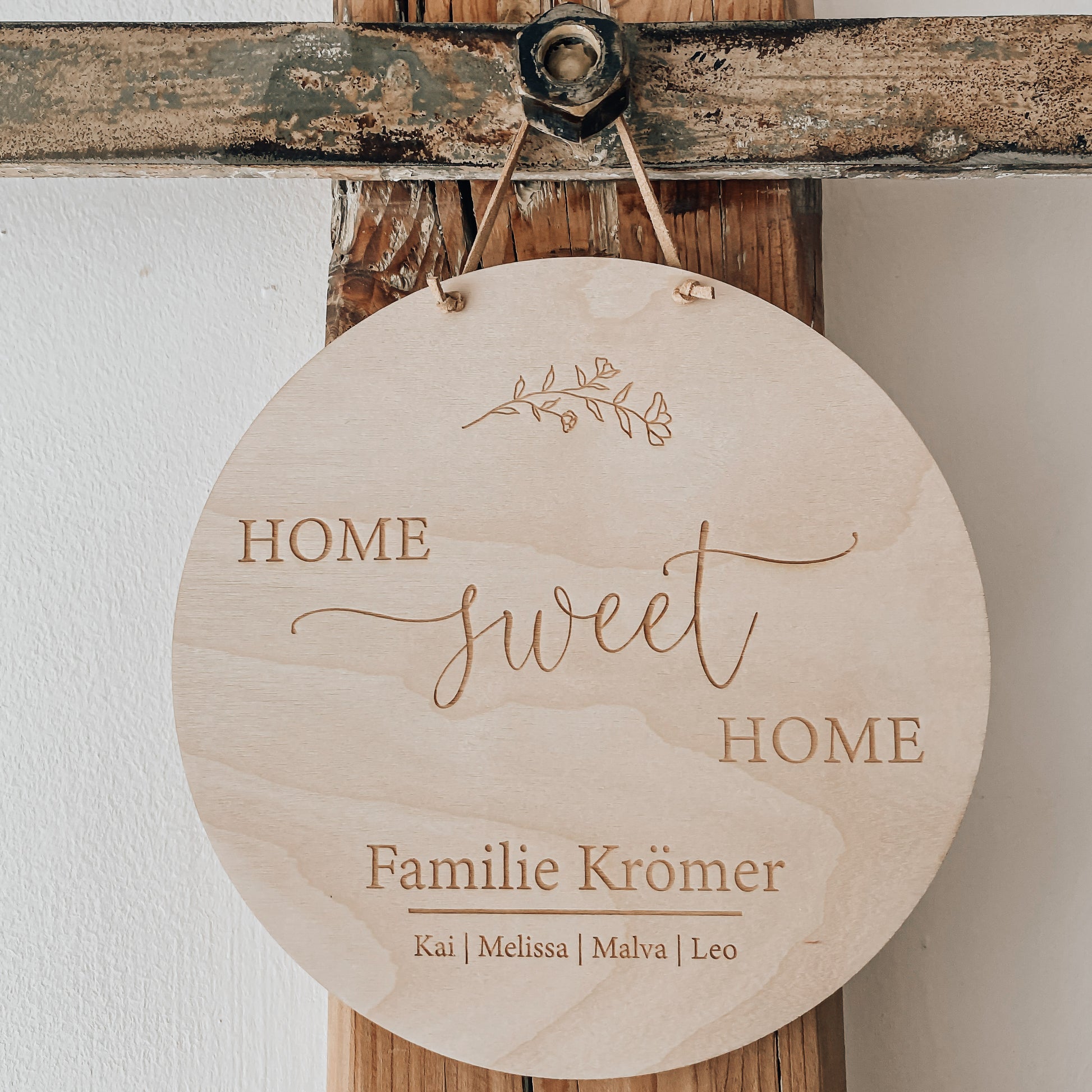 Familienschild aus Holz mit Home Sweet Home und Name personalisiert als ideales Geschenk zur Einweihung oder Hochzeit