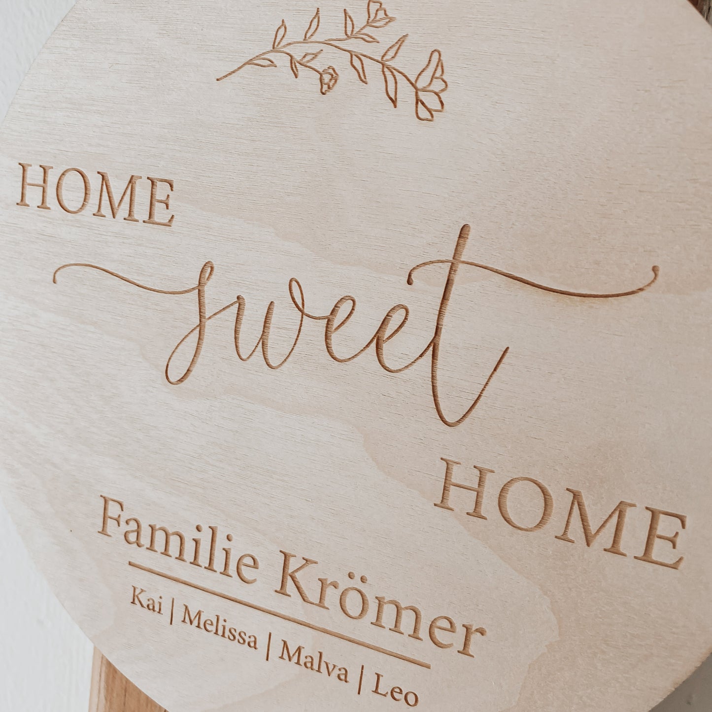 Personalisiertes Holz Türschild - Home Sweet Home mit Familienname als Geschenk zur Hochzeit