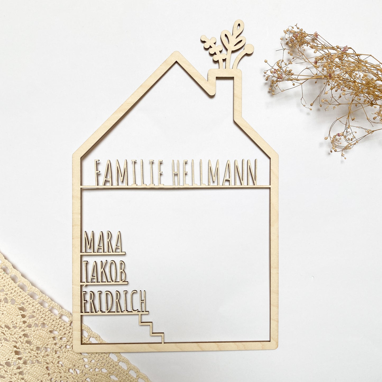 Personalisiertes Türschild Haus aus Holz mit Namen auch ideal als Geschenk für Anlässe wie zur Einweihung oder Hochzeit mit Herz oder Blumen