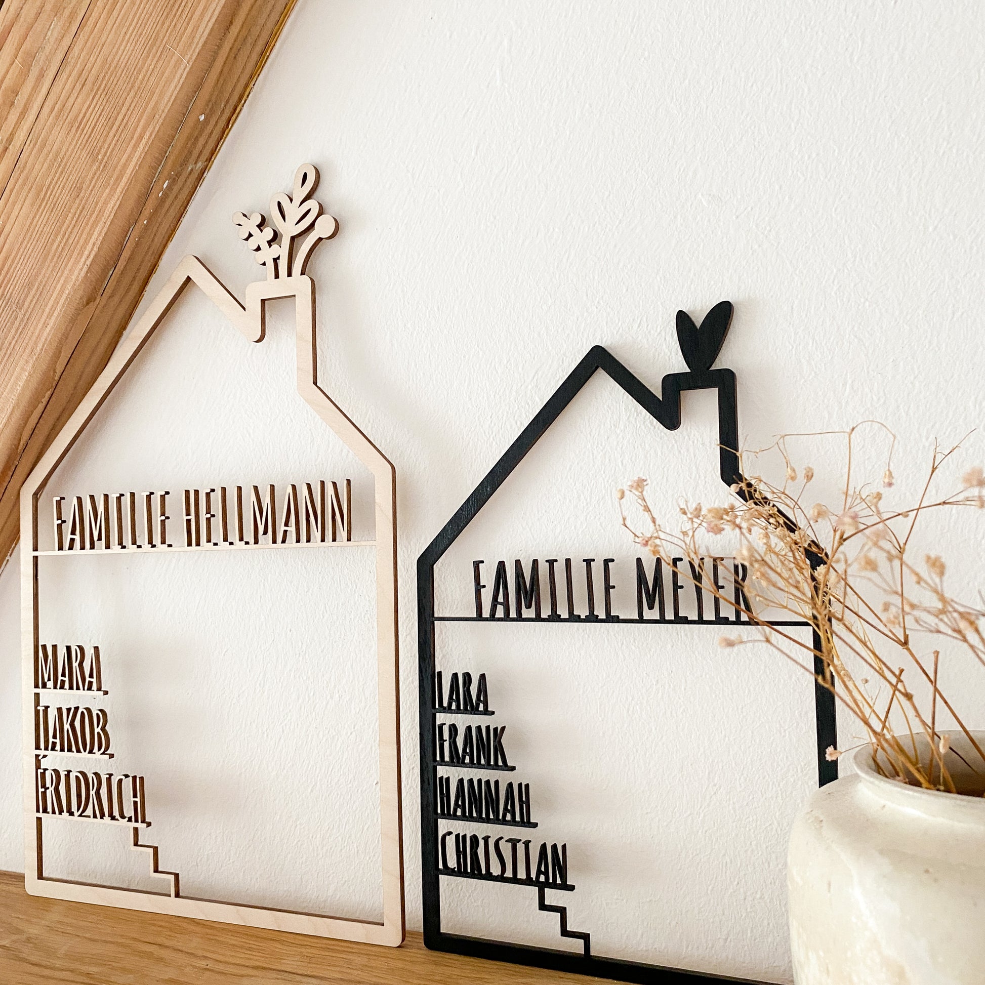 Personalisiertes Türschild Haus aus Holz mit Namen auch ideal als Geschenk für Anlässe wie zur Einweihung oder Hochzeit mit Herz oder Blumen