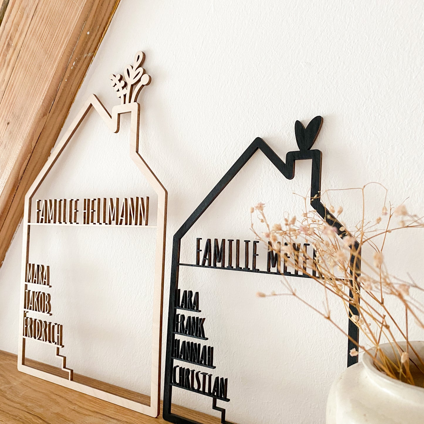 Personalisiertes Türschild Haus aus Holz mit Namen auch ideal als Geschenk für Anlässe wie zur Einweihung oder Hochzeit mit Herz oder Blumen