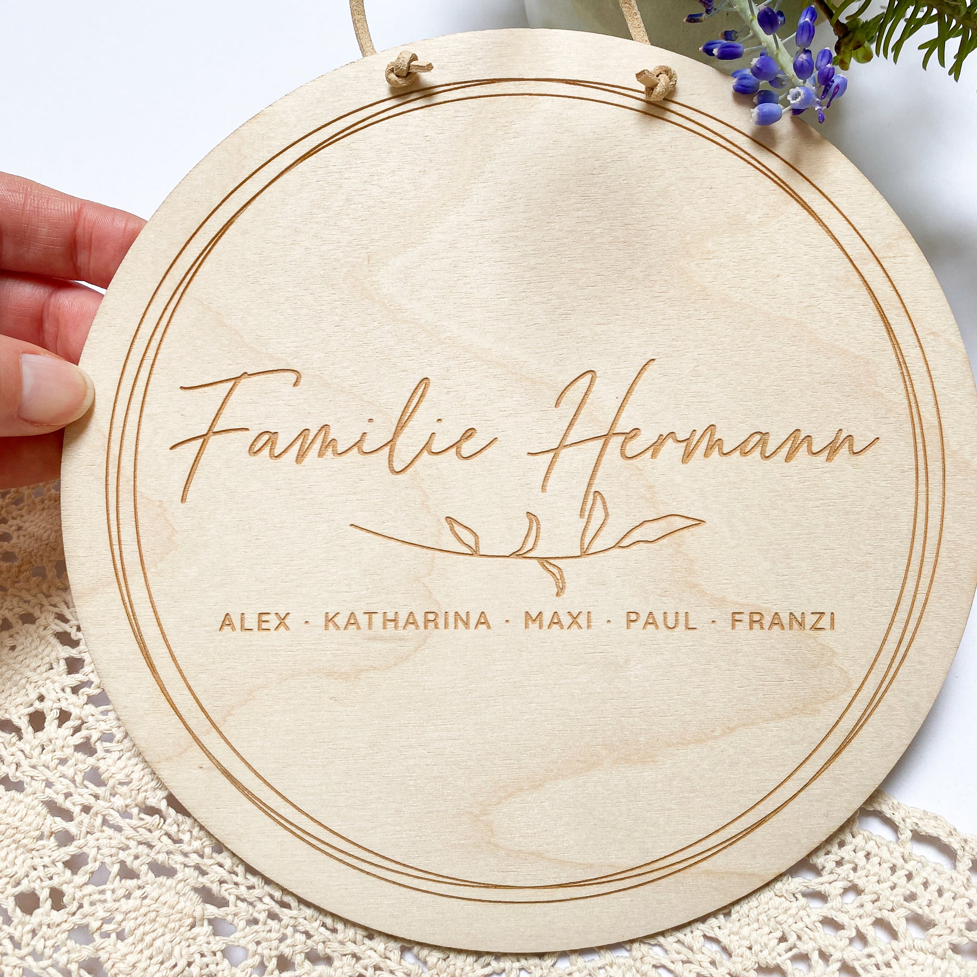 Türschild mit Familiennamen und Vornamen personalisiert aus Holz mit Blumen verzierung als Geschenk zur Hochzeit oder Einweihung