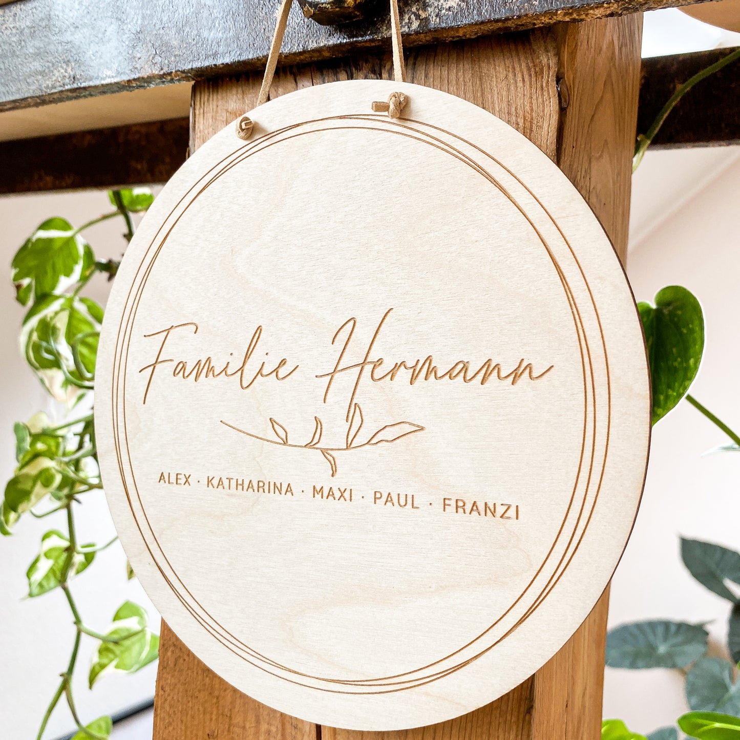 Türschild mit Familiennamen und Vornamen personalisiert aus Holz mit Blumen verzierung als Geschenk zur Hochzeit oder Einweihung