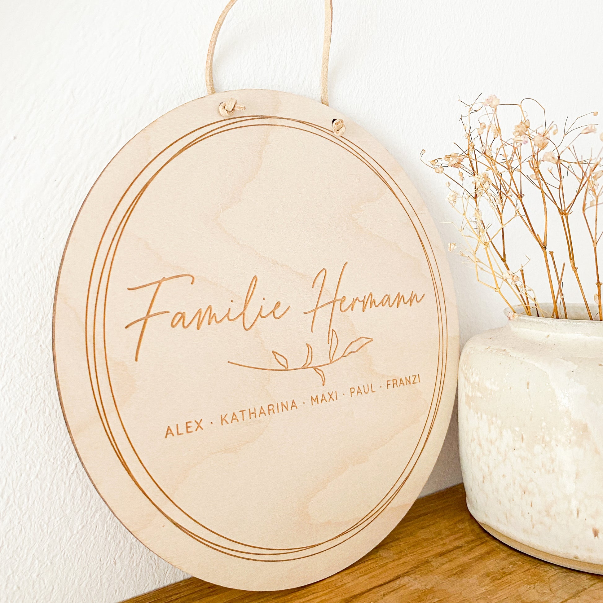 Türschild mit Familiennamen und Vornamen personalisiert aus Holz mit Blumen verzierung als Geschenk zur Hochzeit oder Einweihung