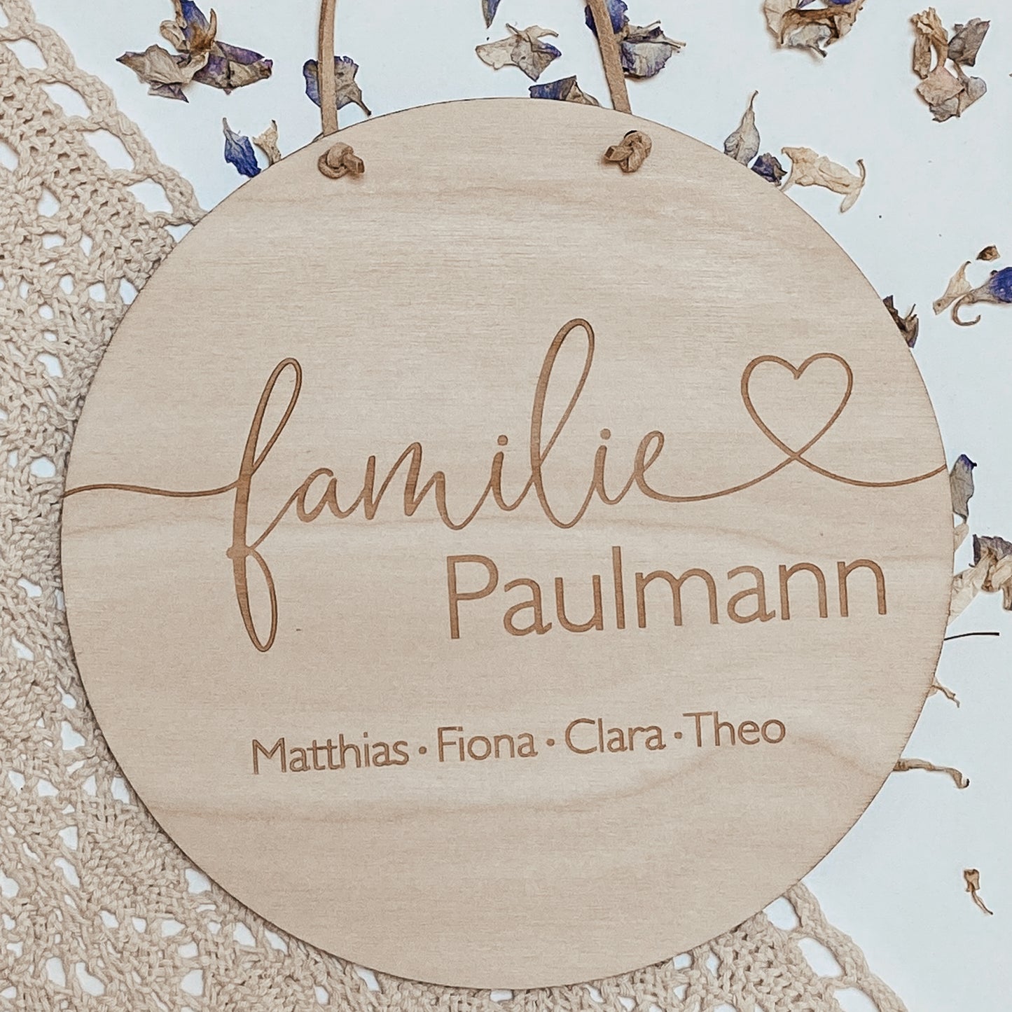 Individuelles Türschild aus Holz mit Familienname und Herz – Perfekt als Türdeko und Geschenk zur Hochzeit oder Einweihung