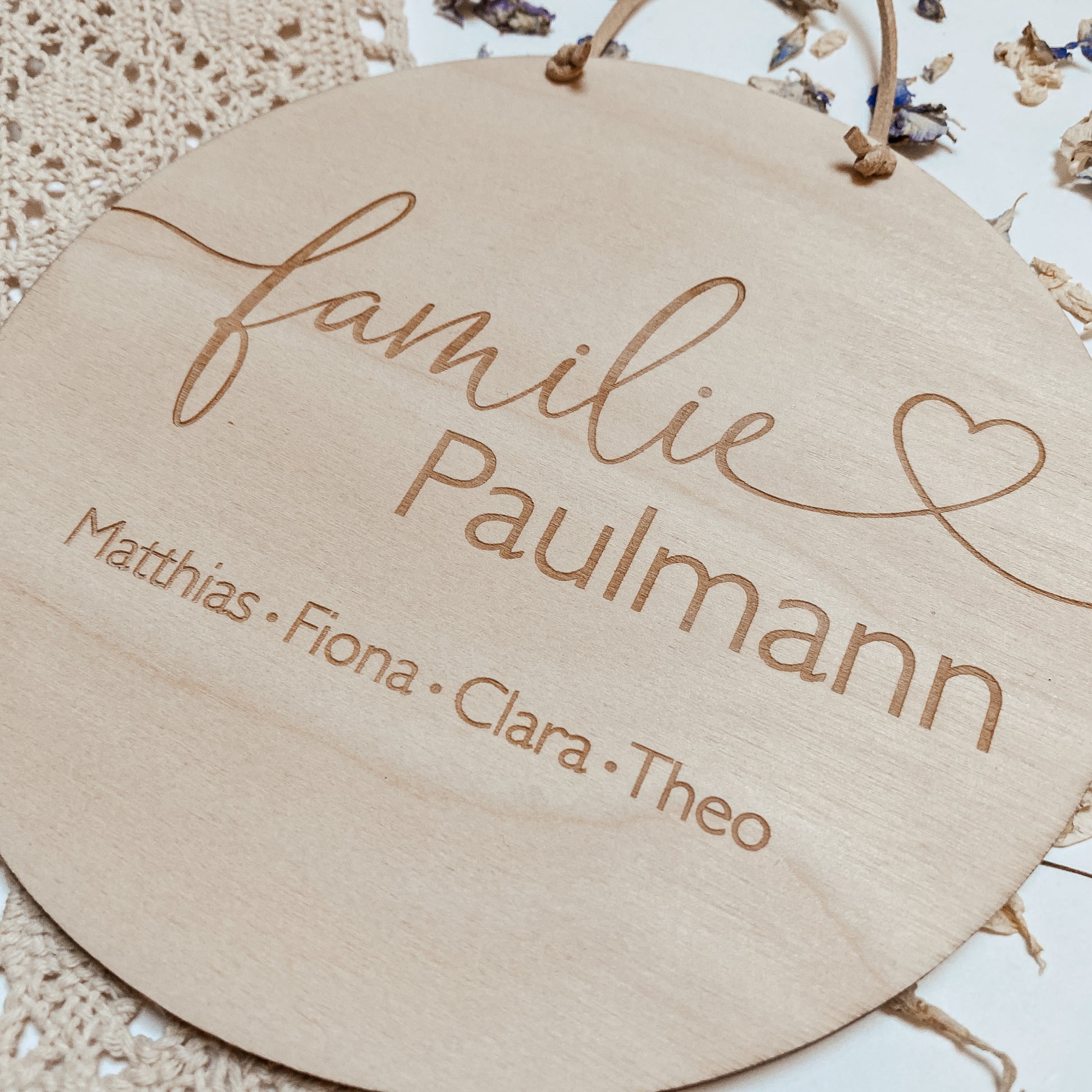 Individuelles Türschild aus Holz mit Familienname und Herz – Perfekt als Türdeko und Geschenk zur Hochzeit oder Einweihung