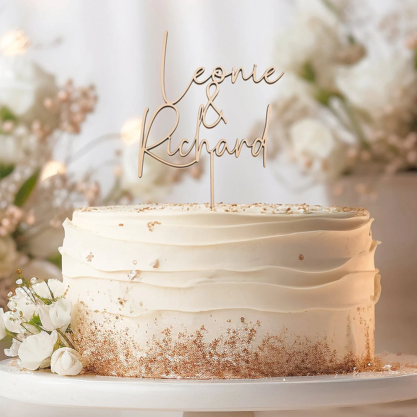 Personalisierter Holz Cake Topper mit Brautpaar-Namen auf Hochzeitstorte