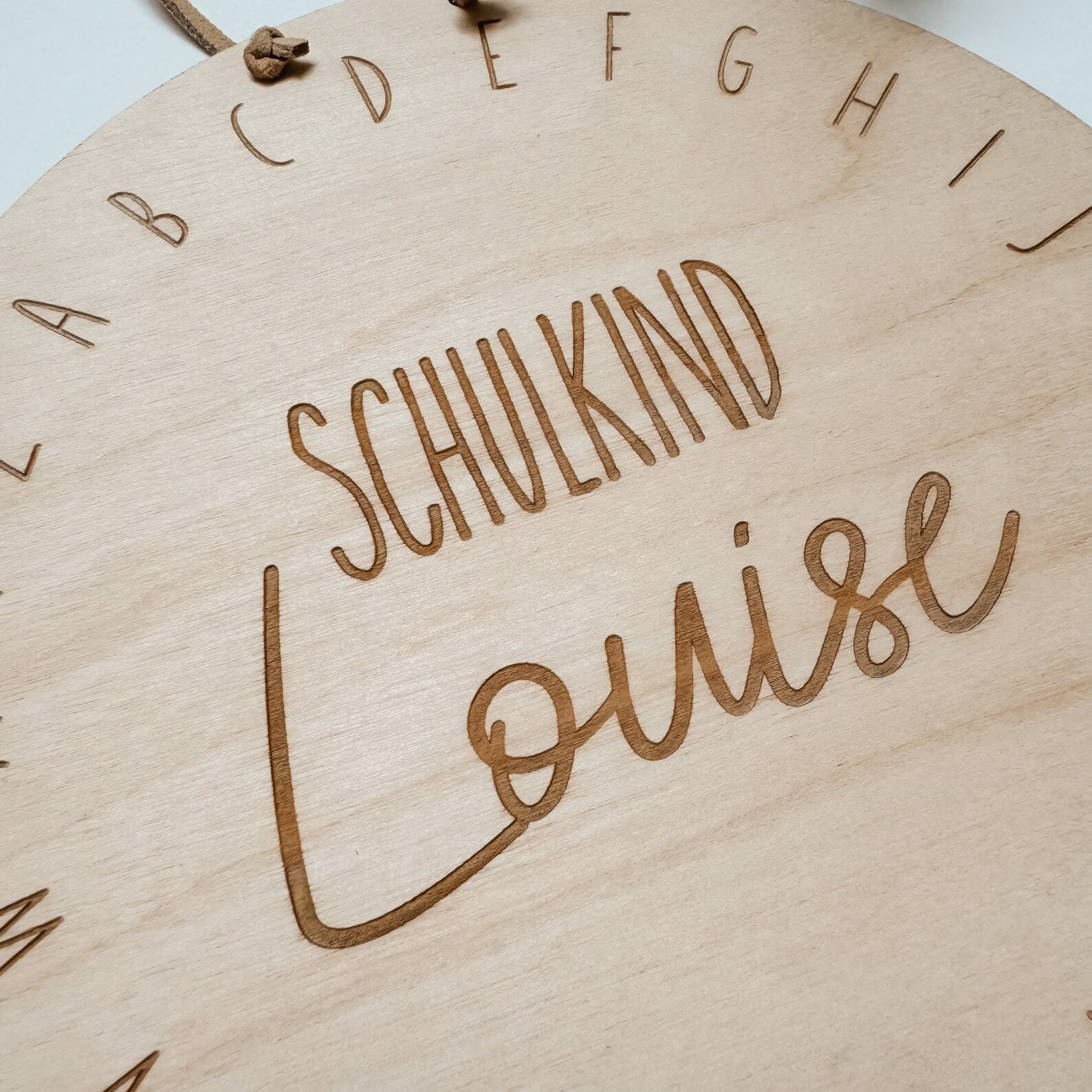 Ein einzigartiges Holzschild mit persönlicher Gravur, perfekt für Glückwünsche zum Schulstart.